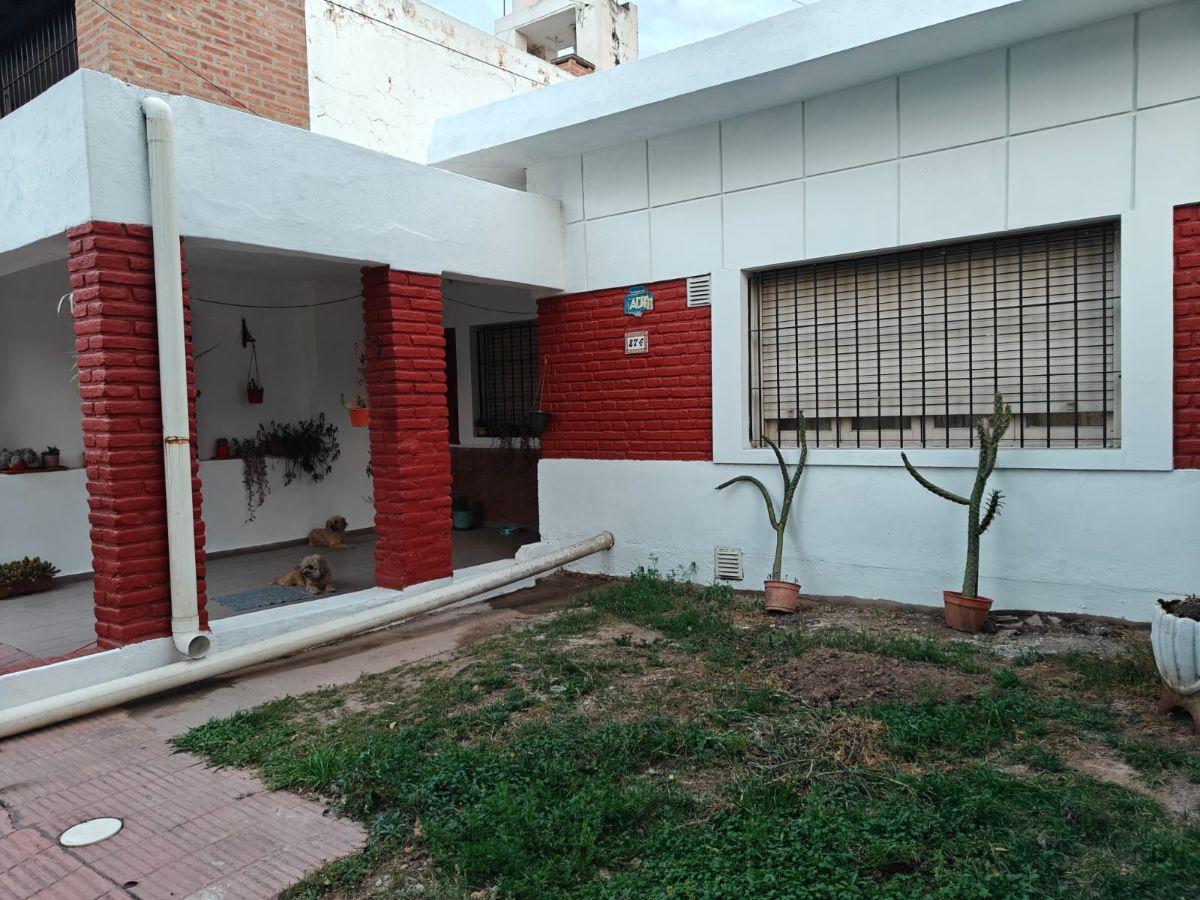 Foto de B° JARDIN PROPIEDAD EN VENTA 4 DORMITORIOS COCHERA EN EXCELENTE, imagen 3