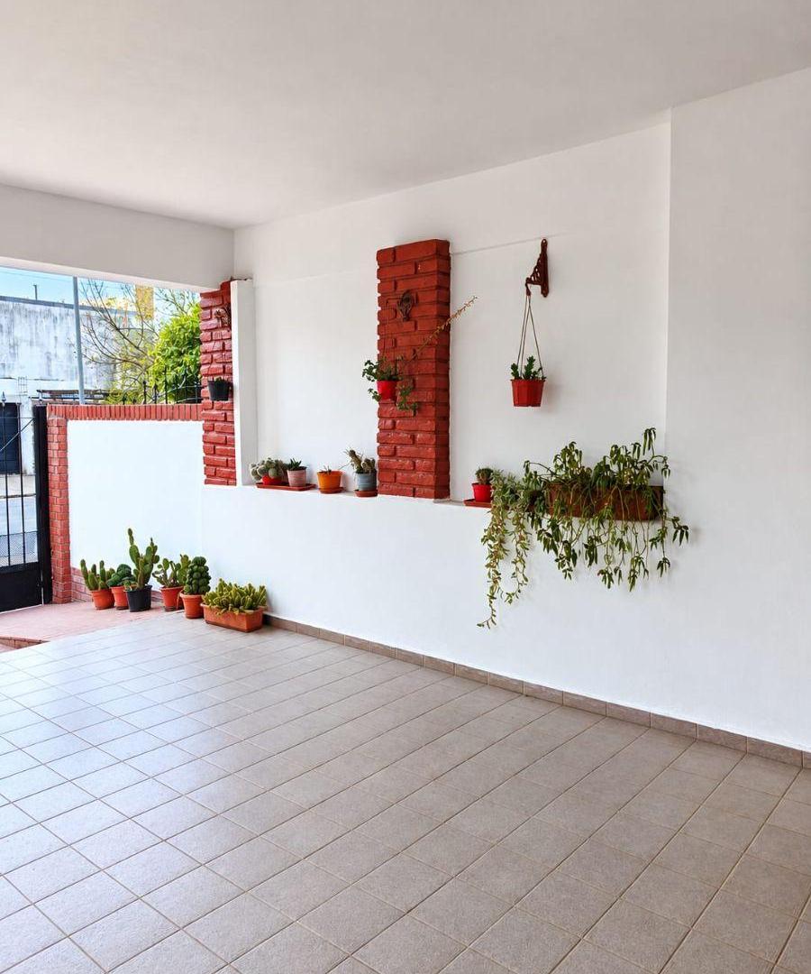 Foto de B° JARDIN PROPIEDAD EN VENTA 4 DORMITORIOS COCHERA EN EXCELENTE, imagen 2