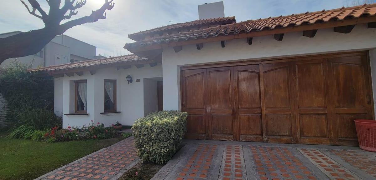Se Vende Casa en Barrio Escorial 2