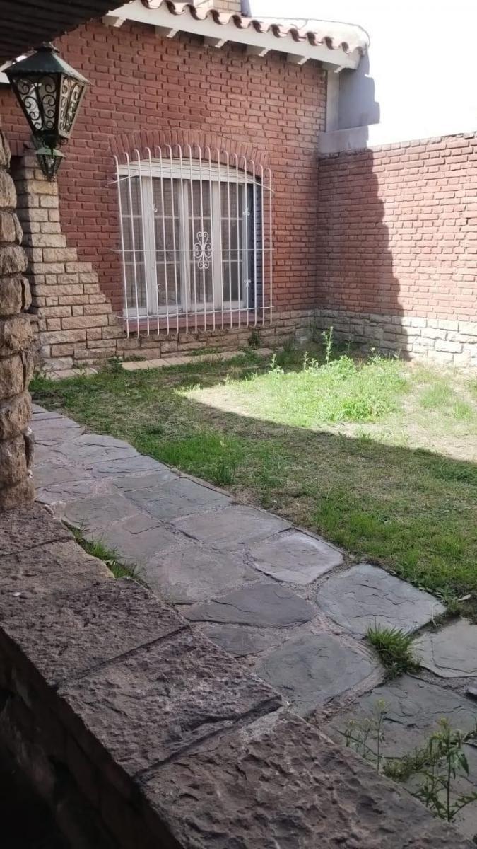 Se Vende Casa Estilo Chalet – Frente Al Parque General San Martín – Quinta Secci 2