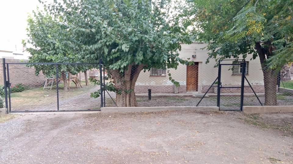 ¡Gran Oportunidad! Casa con 2 Departamentos y Amplio Lote de 4950 m² en Fray Lui 3