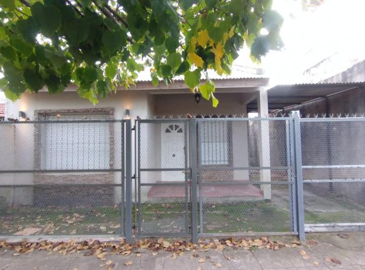 VENTA CASA 4 AMBIENTES CON COCHERA Y PATIO MORENO 3