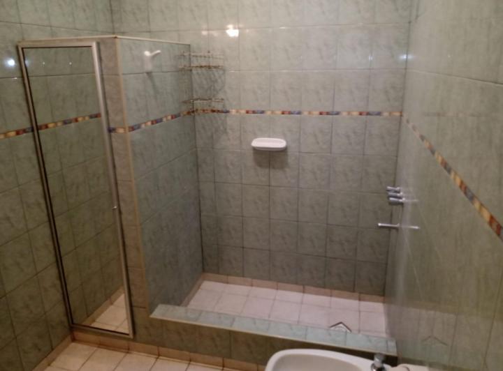 VENTA CASA 4 AMBIENTES CON COCHERA Y PATIO MORENO 5