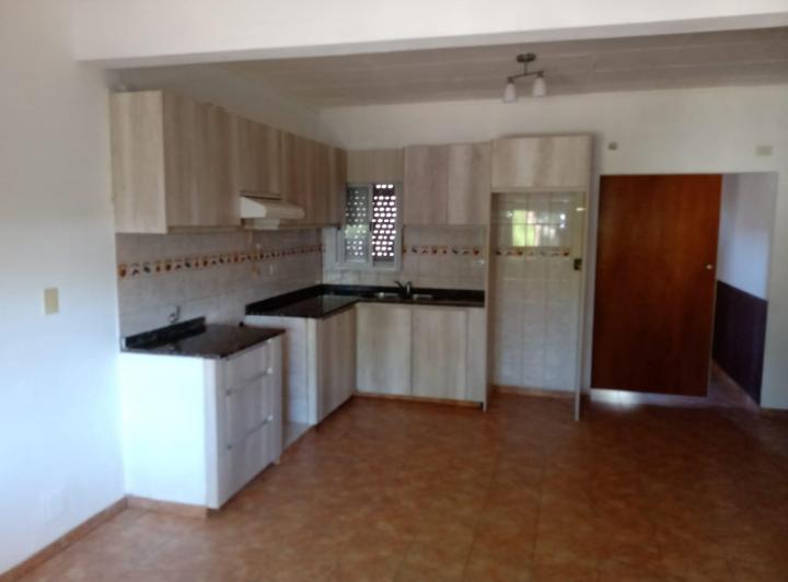 VENTA CASA 4 AMBIENTES CON COCHERA Y PATIO MORENO 1
