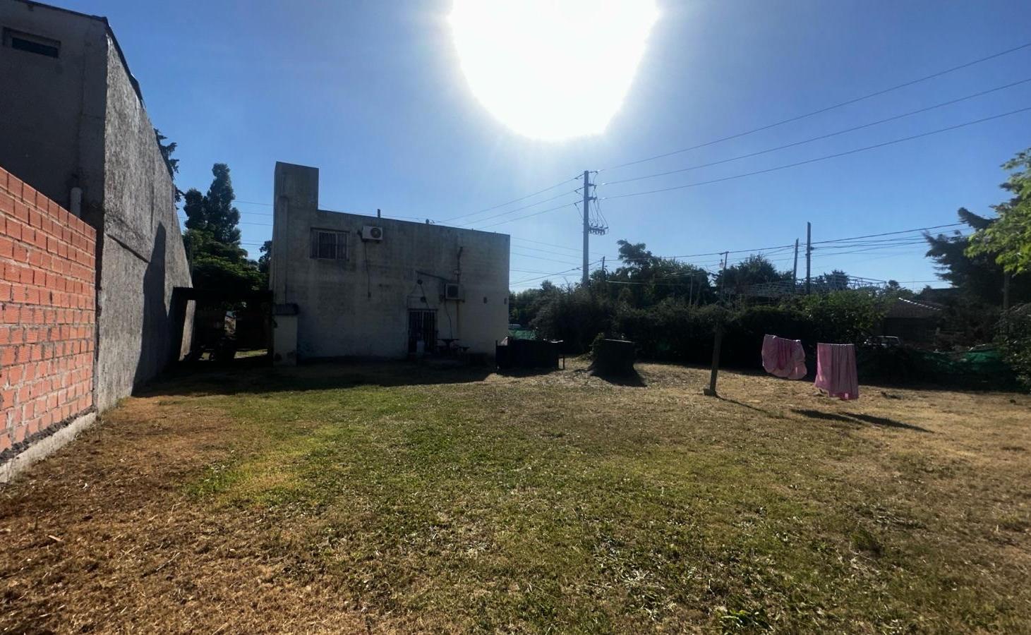 VENTA CASA 3 AMBIENTES C/ AMPLIO JARDÍN - BUENA UBICACIÓN - APTO CREDITO Y PERMUTA - SIN EXPENSAS !!
