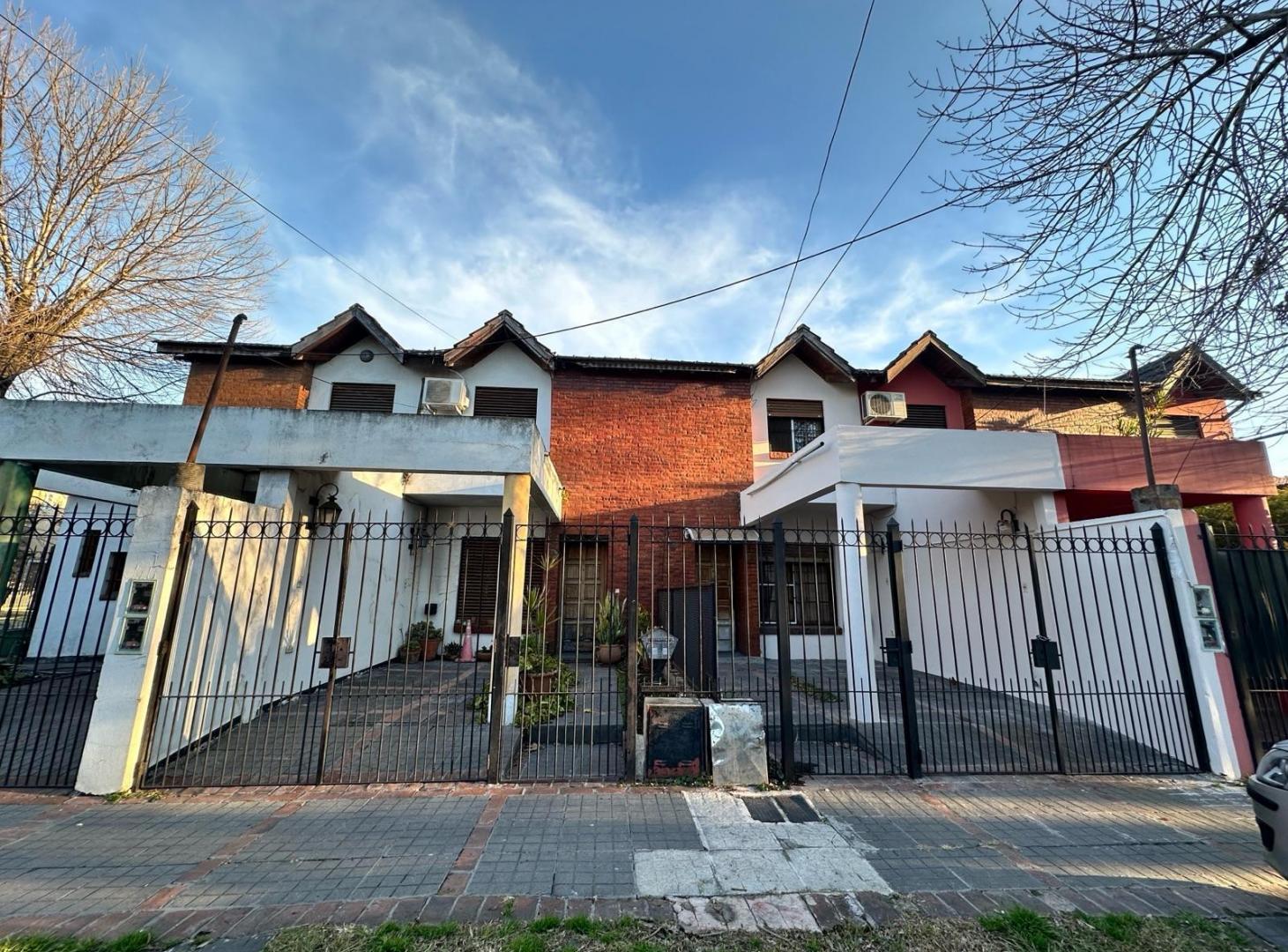 VENTA DUPLEX 3 AMBIENTES FRENTE - COCHERA Y PATIO LUMINOSO - SIN EXPENSAS - PERMUTA Y APTO CREDITO