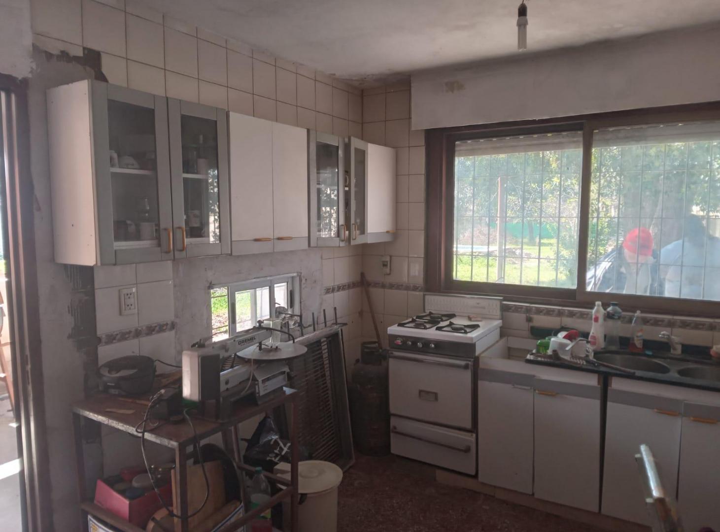 Foto de VENTA CASA 3 AMBIENTES COCHERA PASANTE AMPLIO JARDIN PERMUTA FRANCISCO ALVAREZ, imagen 3