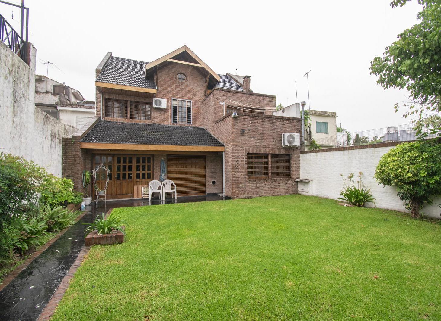 VENTA CASA CATEGORIA DE 5 AMBIENTES CON JARDÍN Y 2 COCHERAS - RAMOS MEJÍA - APTO CREDITO Y PERMUTA !