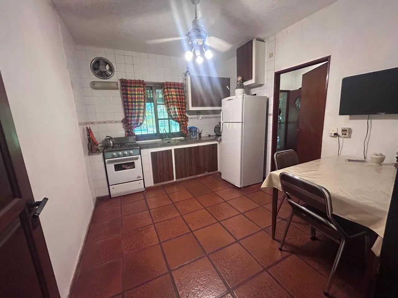 ALQUILER  CASA 4 AMBIENTES RODEADA DE VEGETACIÓN CON PISCINA EN BARRIO PARQUE EL CAZADOR  ESCOBAR. 2