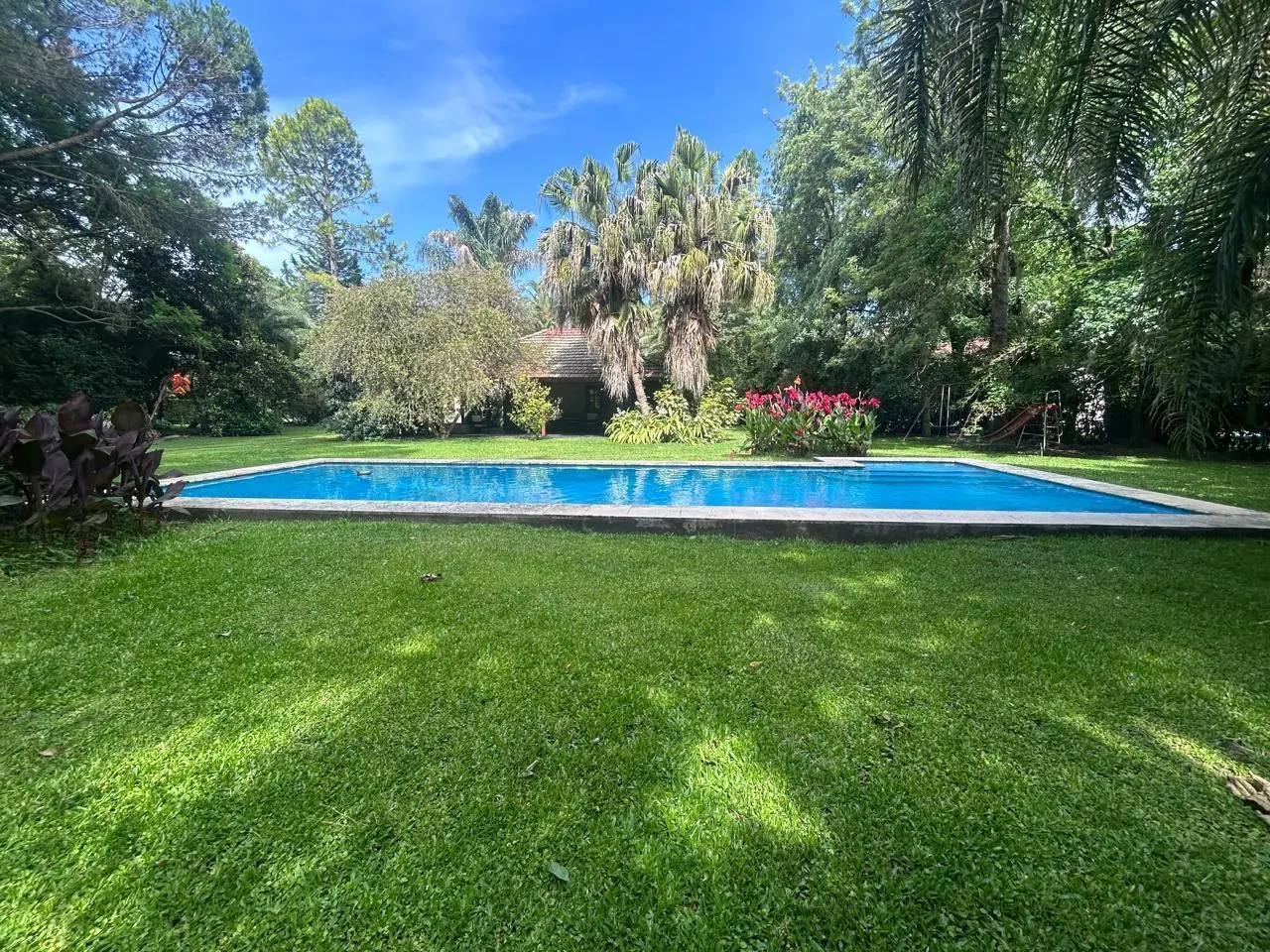 ALQUILER  CASA 4 AMBIENTES RODEADA DE VEGETACIÓN CON PISCINA EN BARRIO PARQUE EL CAZADOR  ESCOBAR. 4