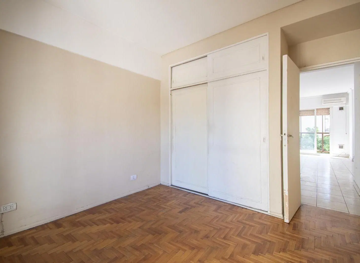 VENTA DEPARTAMENTO 2 AMBIENTES CON BALCON C/ COCHERA - LUMINOSO - FLORES - PERMUTA - APTO CREDITO !! 4