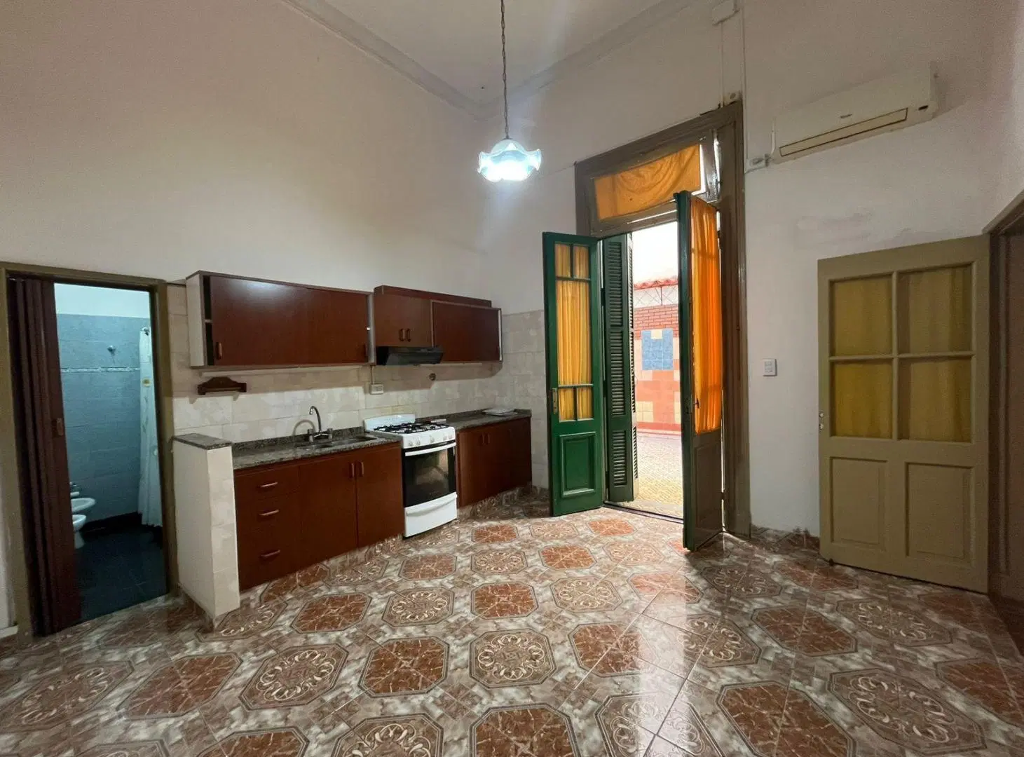ALQUILER de PH 6 Ambientes Ideal Comercial o Vivienda | Sin Expensas | Patio   Trifásica | CABA 2