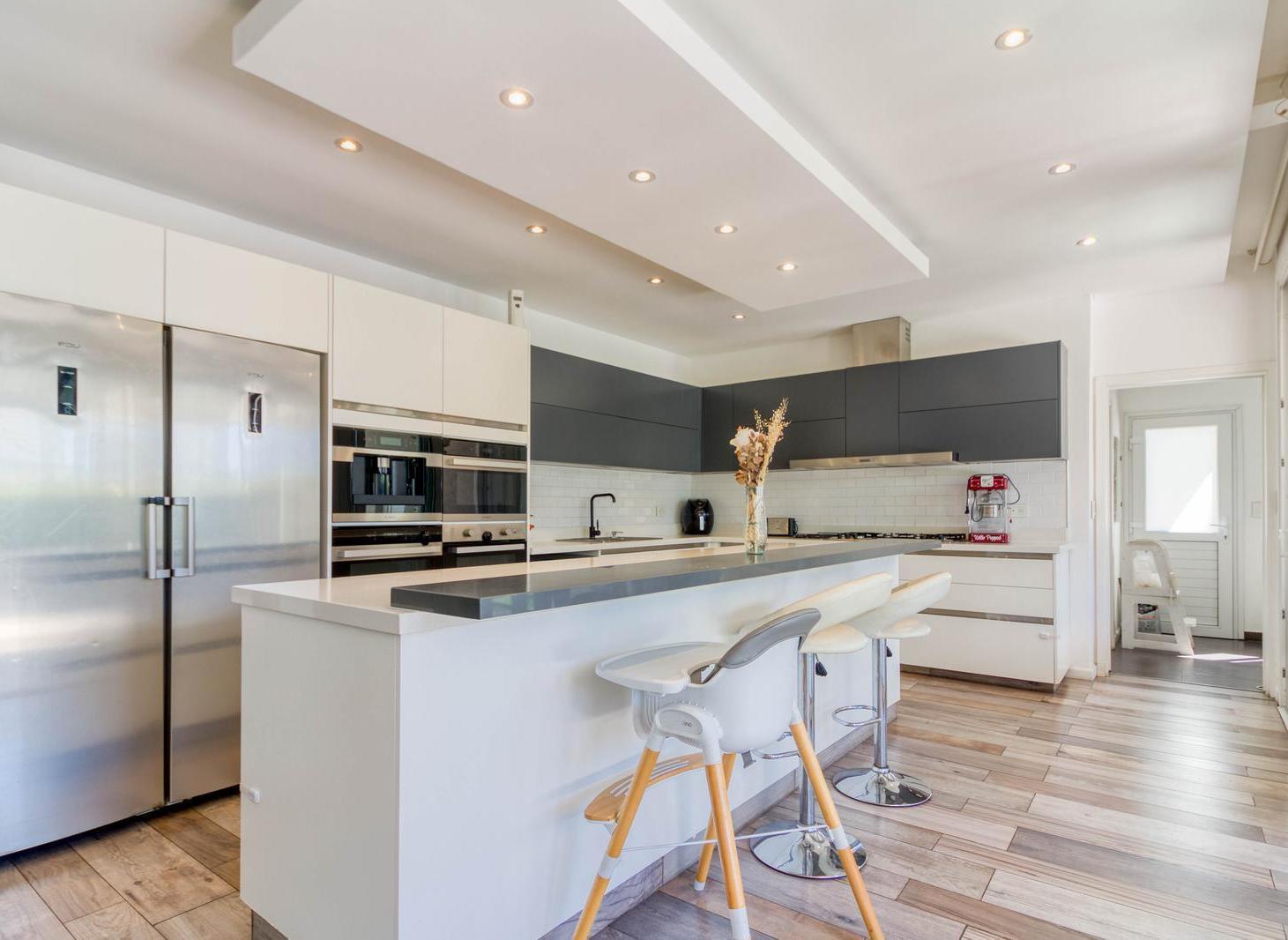 Foto de VENTA CASA DE CATEGORÍA - 7 AMBIENTES C/ QUINCHO Y PISCINA - AYRES, imagen 5