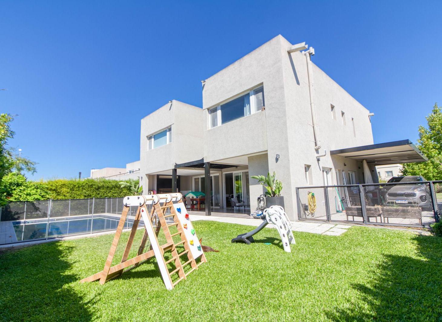 VENTA CASA DE CATEGORÍA - 7 AMBIENTES C/ QUINCHO Y PISCINA - AYRES PLAZA - PERMUTA Y APTO CREDITO