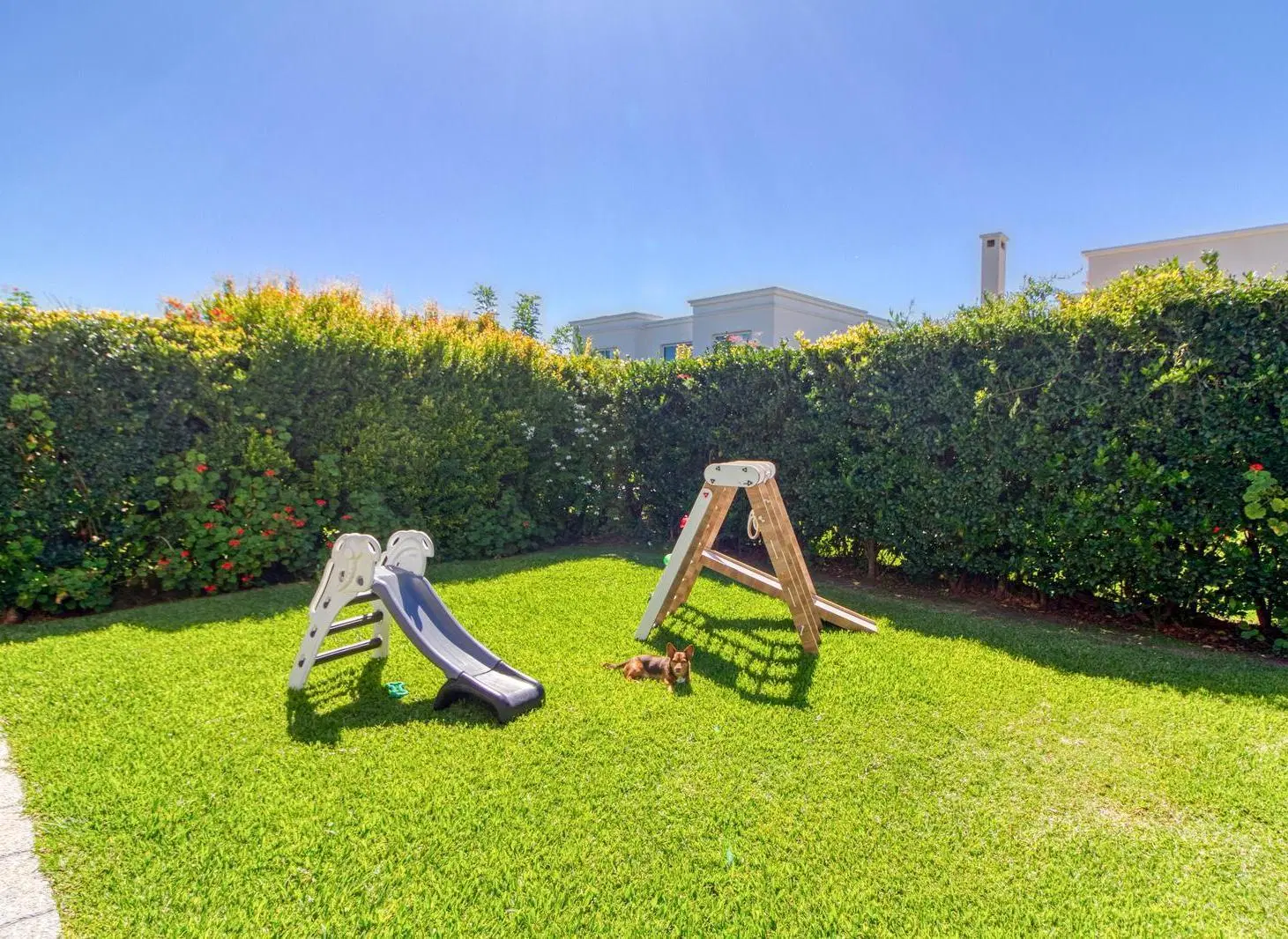 VENTA CASA DE CATEGORÍA - 7 AMBIENTES C/ QUINCHO Y PISCINA - AYRES PLAZA - PERMUTA Y APTO CREDITO 2