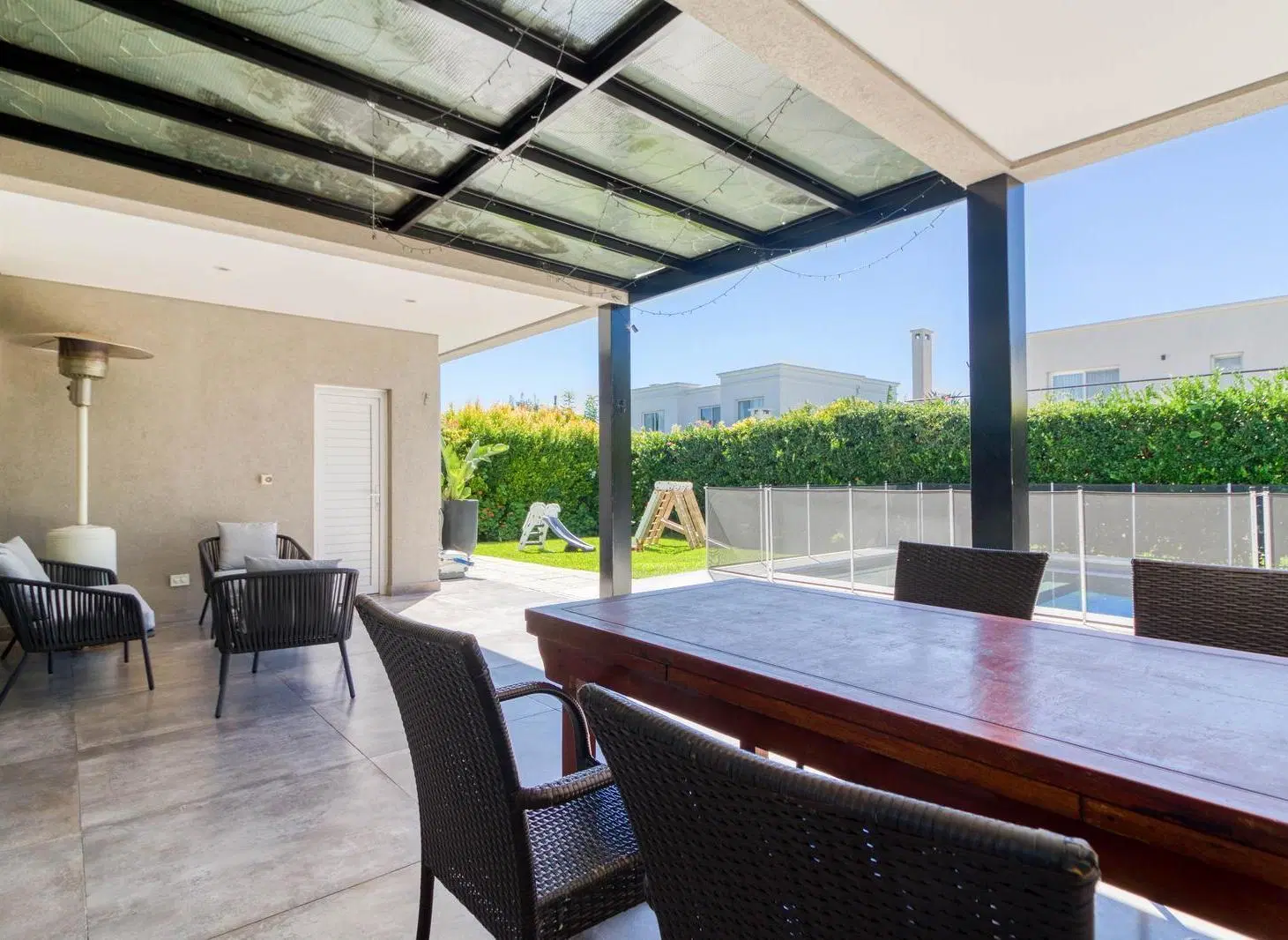 VENTA CASA DE CATEGORÍA - 7 AMBIENTES C/ QUINCHO Y PISCINA - AYRES PLAZA - PERMUTA Y APTO CREDITO 4