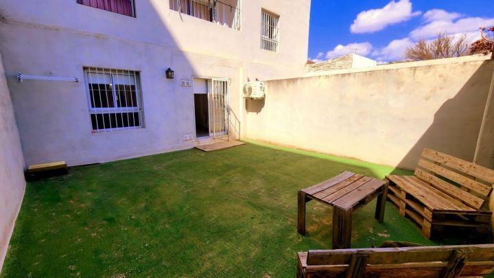 Foto de VENTA DEPARTAMENTO DE 2 AMBIENTES EN PB CON AMPLIO PATIO - APTO CREDITO, imagen 2