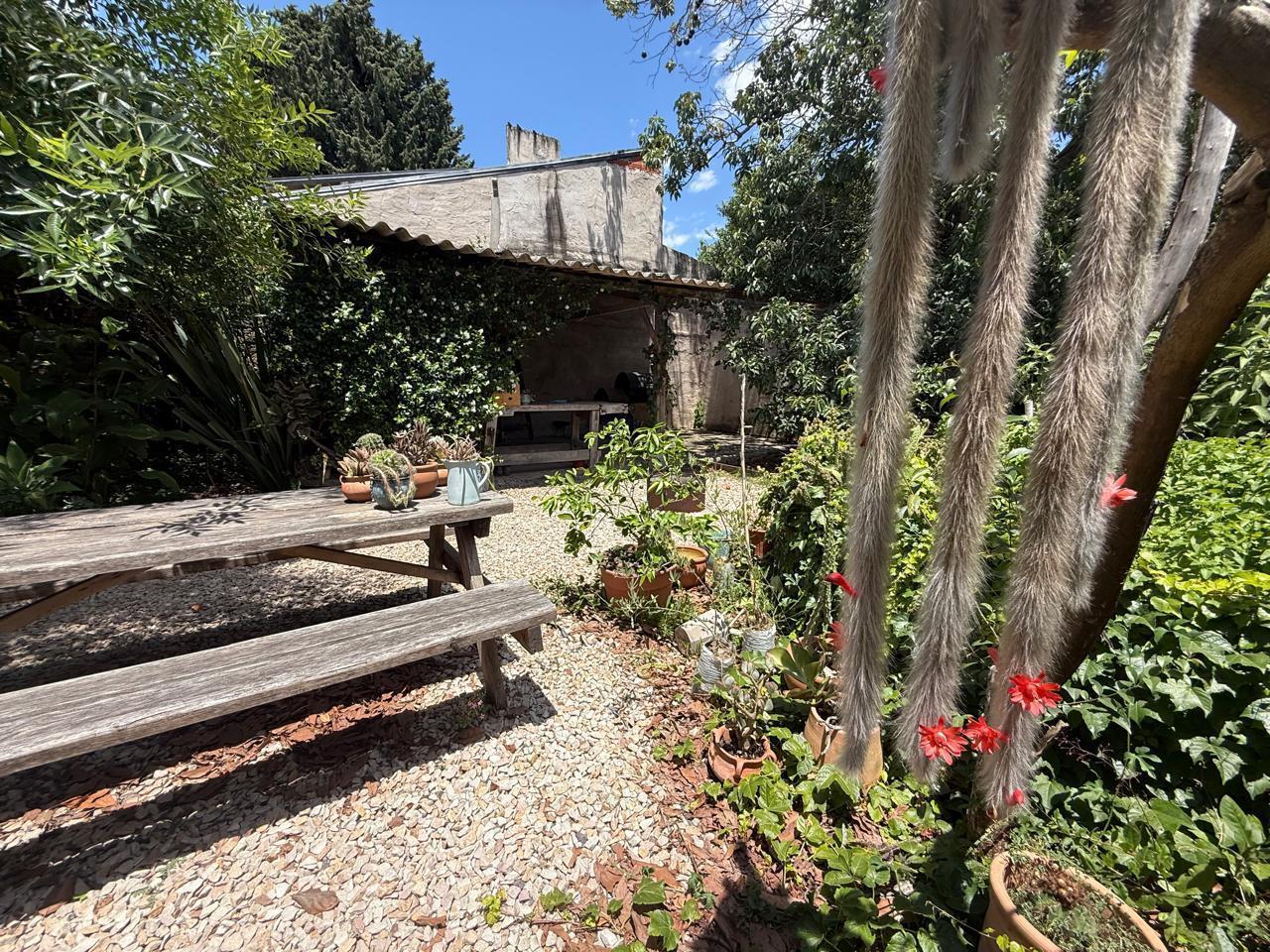 VENTA DE CASA EN ESCOBAR CENTRO 6 AMBIENTES CON GRAN TERRENO COCHERA Y QUINCHO