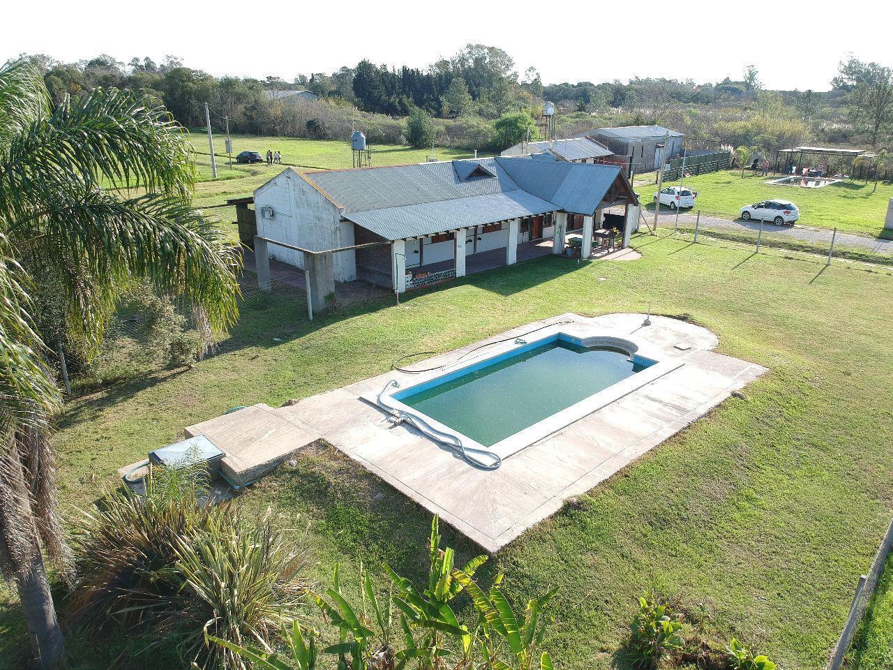 CASA EN VENTA EN BARRIO SEMICERRADO 6 AMBIENTES - GRAN DEPOSITO - PISCINA - FINANCIA DUEÑO - PERMUTA