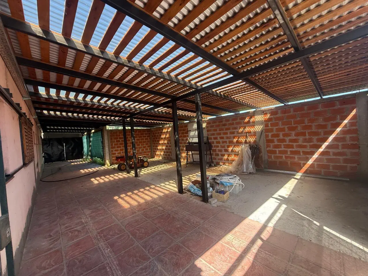 CASA EN VENTA EN BARRIO SEMICERRADO 6 AMBIENTES - GRAN DEPOSITO - PISCINA - FINANCIA DUEÑO - PERMUTA 3