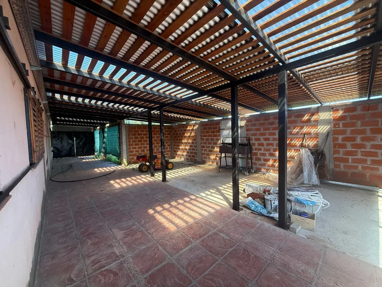CASA EN VENTA EN BARRIO SEMICERRADO 6 AMBIENTES - GRAN DEPOSITO - PISCINA - FINANCIA DUEÑO - PERMUTA 4