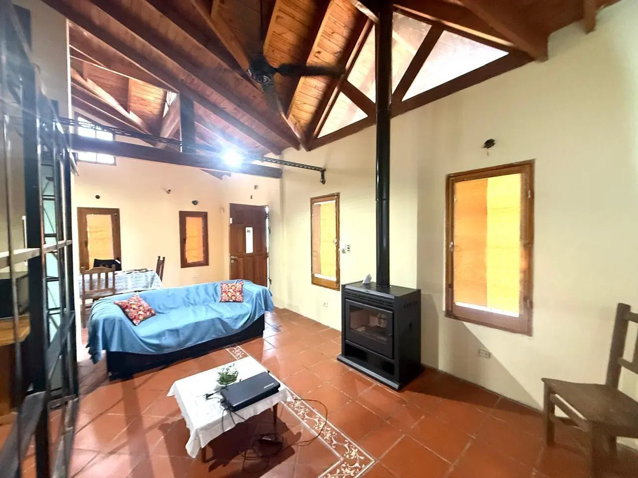 CASA EN VENTA EN BARRIO SEMICERRADO 6 AMBIENTES - GRAN DEPOSITO - PISCINA - FINANCIA DUEÑO - PERMUTA 5
