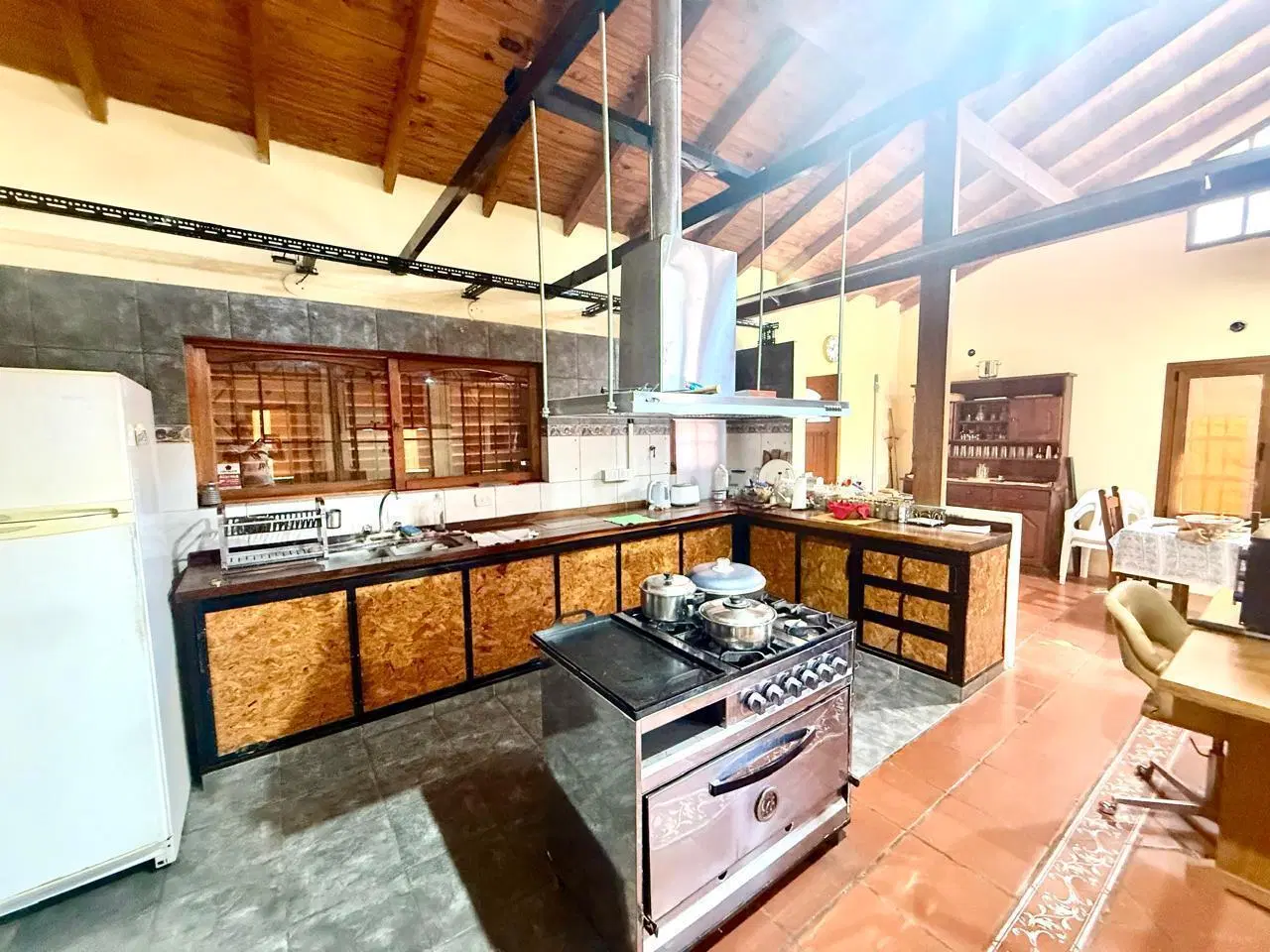 CASA EN VENTA EN BARRIO SEMICERRADO 6 AMBIENTES - GRAN DEPOSITO - PISCINA - FINANCIA DUEÑO - PERMUTA 2