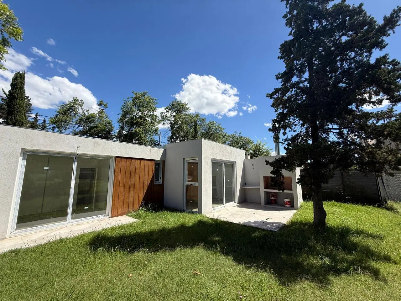 VENTA DE CASA EN BARRIO SAN JERONIMO  MATHEU 3 AMB JARDIN PARRILLA A ESTRENAR SIN  EXPENSAS ! 5