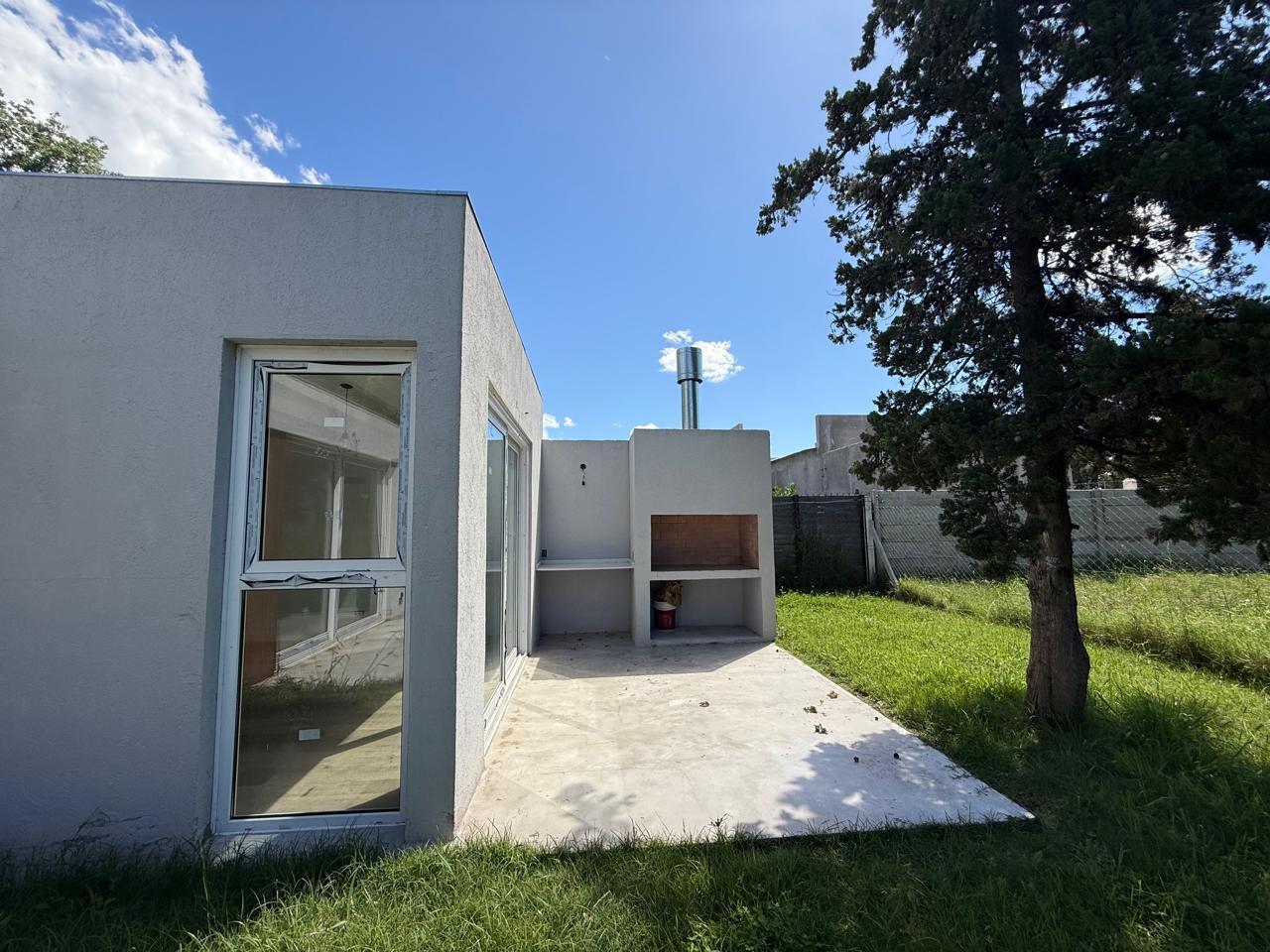 VENTA DE CASA EN BARRIO SAN JERONIMO MATHEU 3 AMB JARDIN PARRILLA A ESTRENAR SIN EXPENSAS !