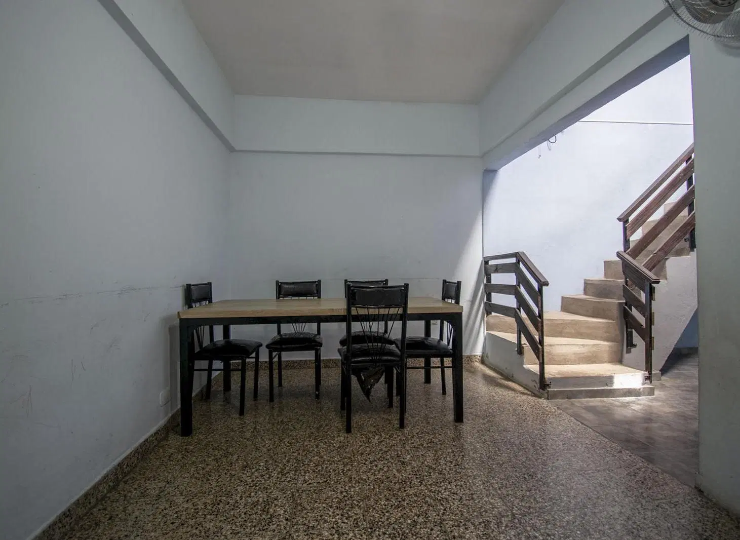 VENTA   6 AMBIENTES COMODOS BIEN DISTRIBUIDOS  PERMUTA Y/O FINANCIA MORON  APTO CREDITO 5