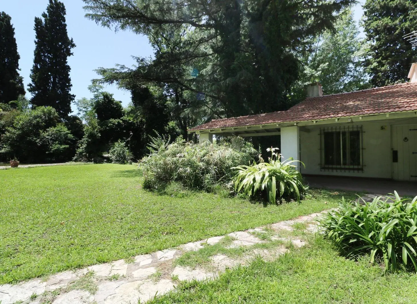 VENTA CASAQUINTA - MORENO - PARQUE - PISCINA - QUINCHO - PARRILLA - PERMUTA - OPORTUNIDAD! 2