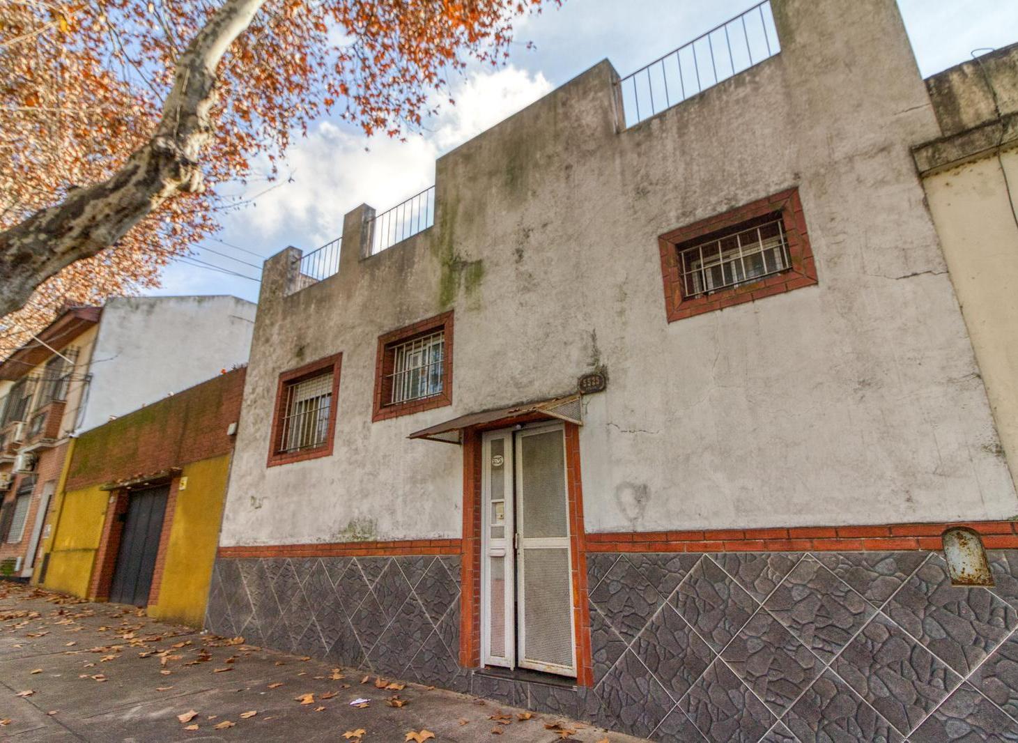 CASONA ANTIGUA 8 AMB. EN VILLA URQUIZA -TERRAZA - TERRENO IDEAL PHS - EXCELENTE ZONA