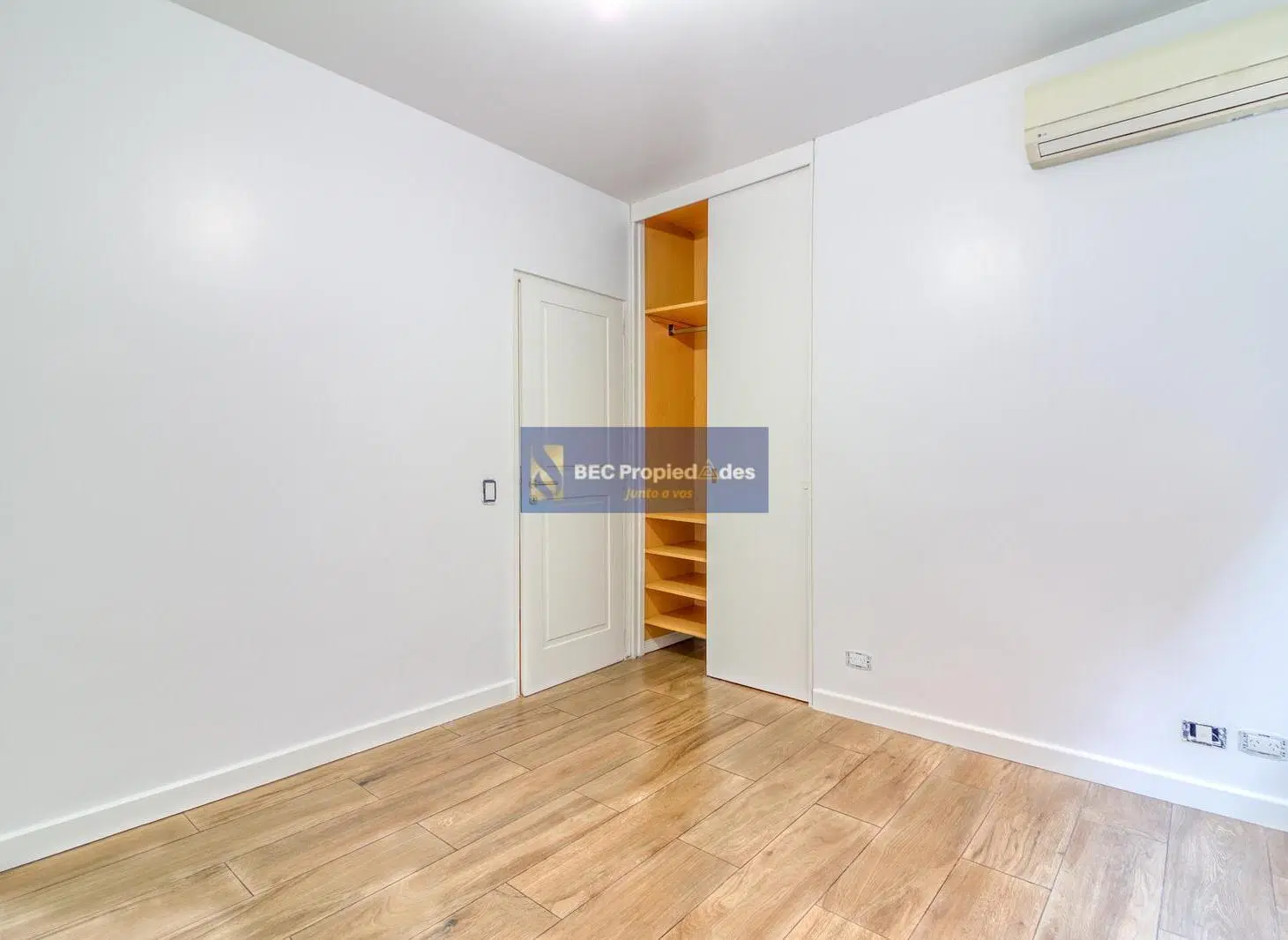 ALQUILER DEPARTAMENT0  SEMIPISO de 4 AMBIENTES CON COCHERA  LA ISLA OLIVOS 5