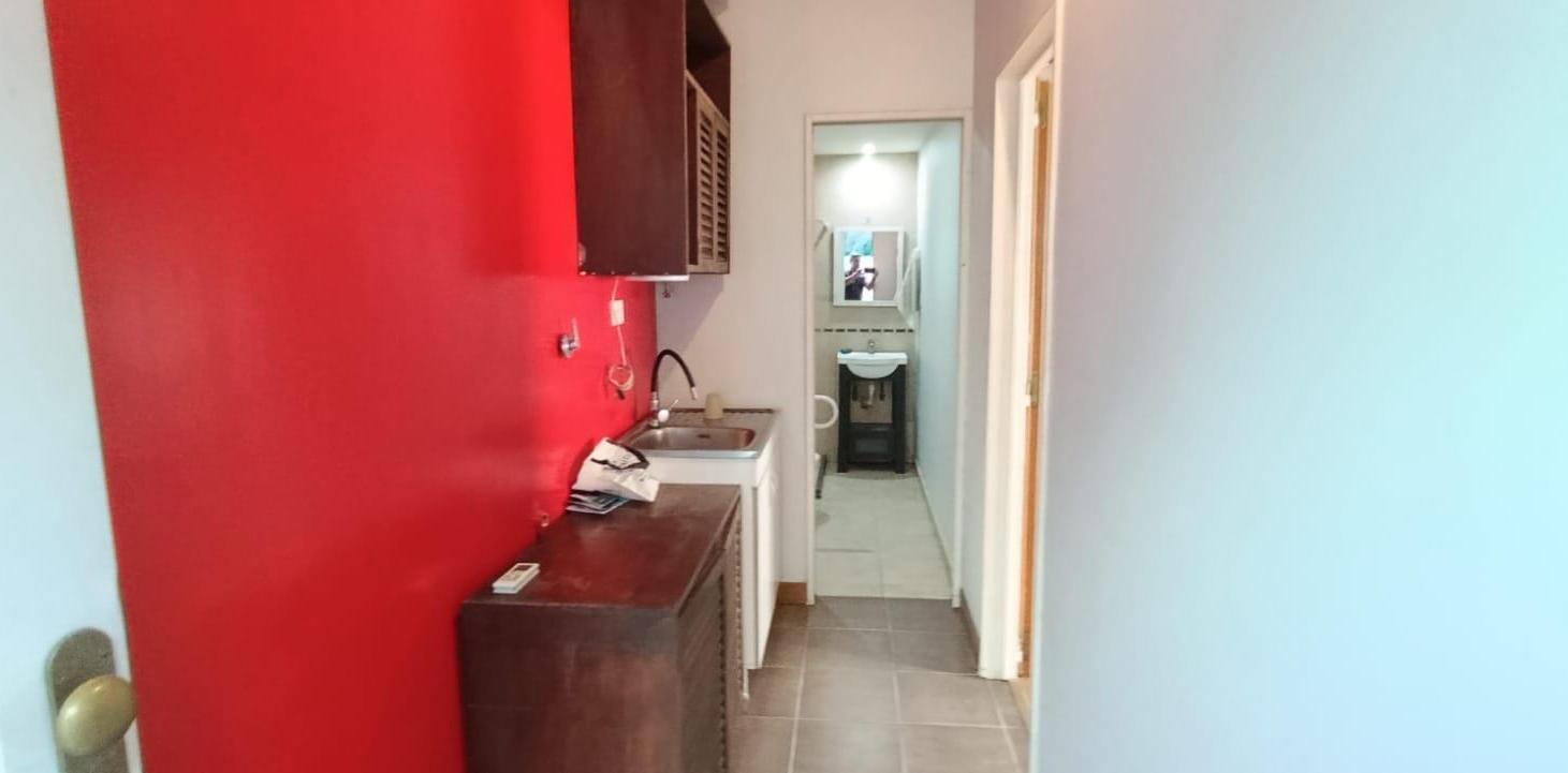 Foto de VENTA PH MONOAMBIENTE AMPLIO EXCELENTE UBICACION MORENO CENTRO APTO CREDITO, imagen 2
