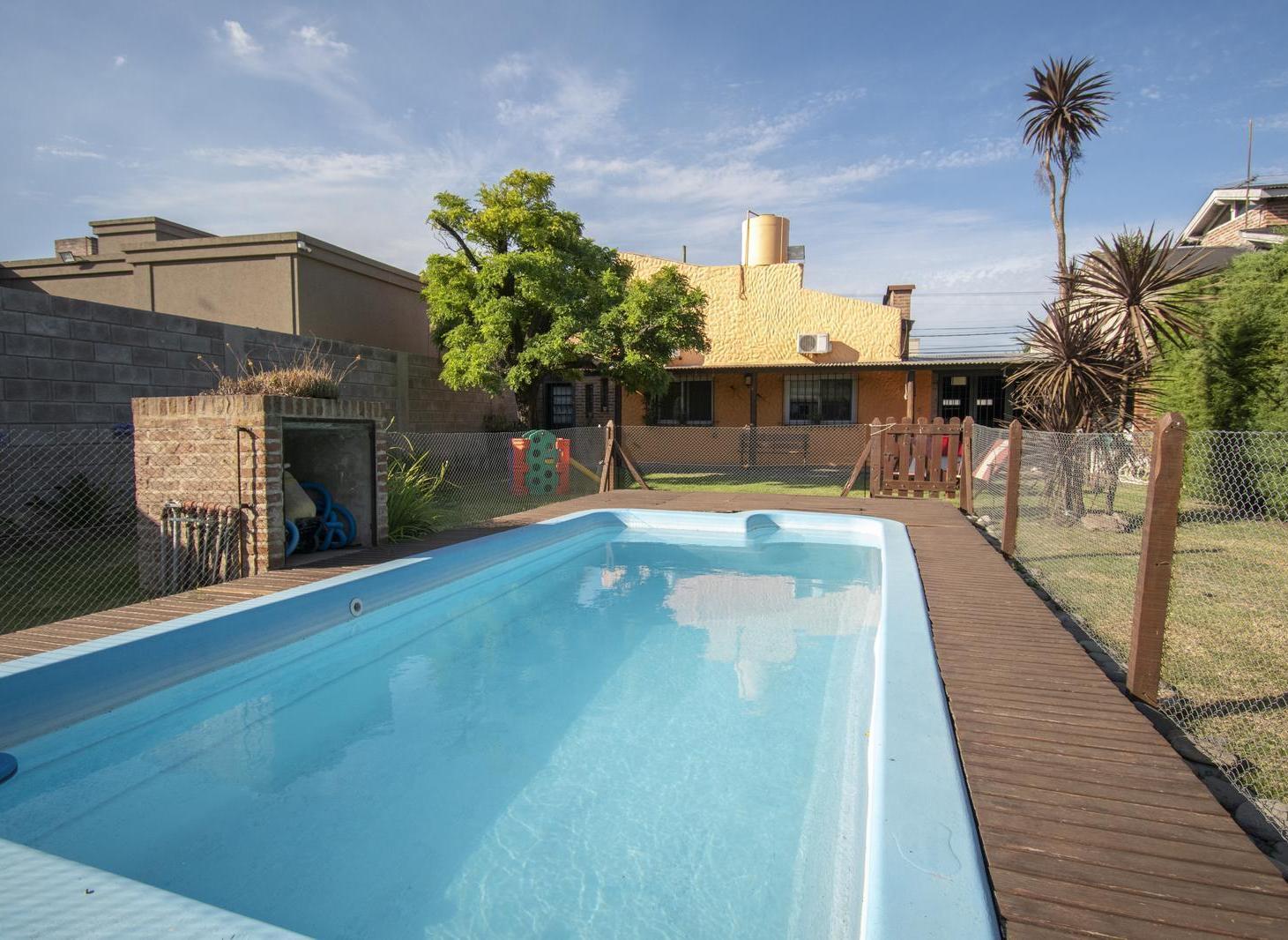 Foto de VENTA CASA 4 AMBIENTES CHALET AMPLIO PARQUE PILETA PERMUTA POR MENOR VALOR Y EFECTIVO MORENO, imagen 1