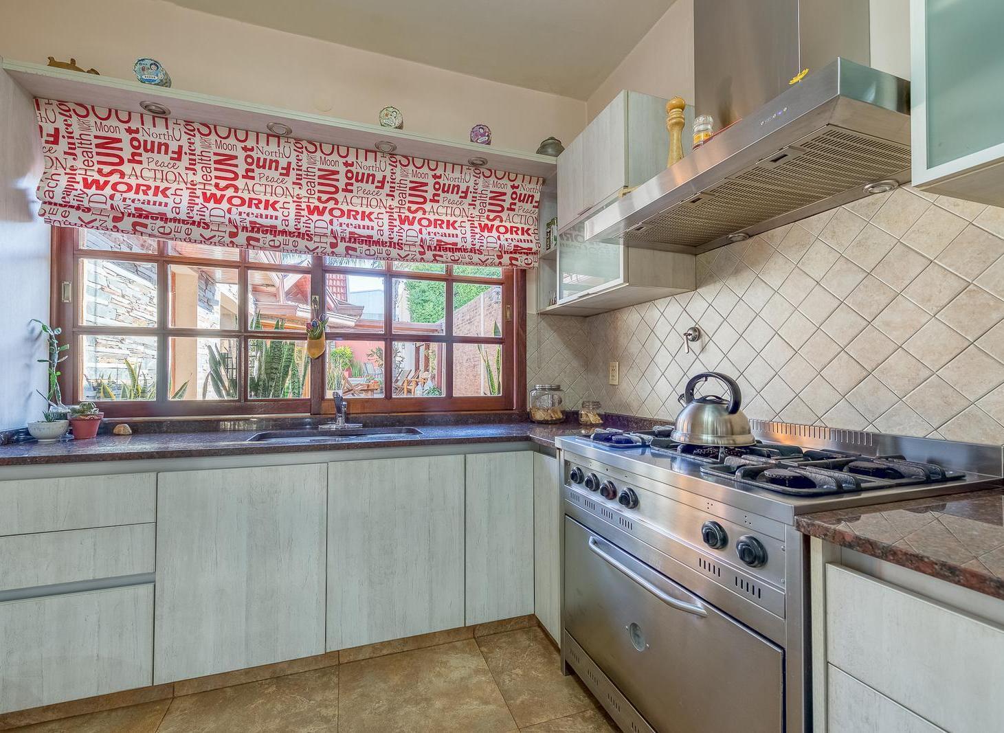 Foto de VENTA CASA 15 AÑOS CON PILETA QUINCHO Y PARQUE EN QUILMES APTO CREDITO PERMUTA, imagen 4