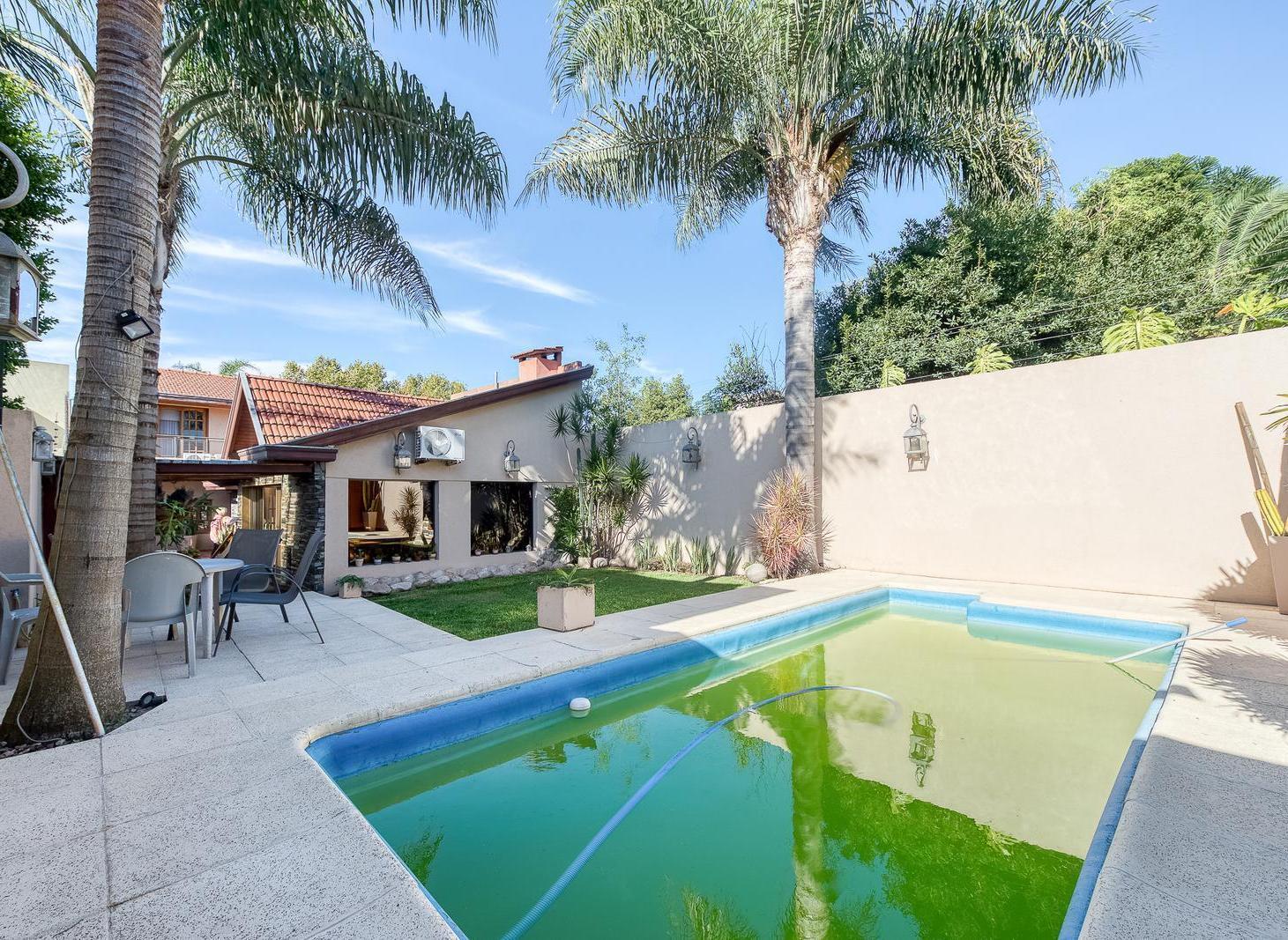 Foto de VENTA CASA 15 AÑOS CON PILETA QUINCHO Y PARQUE EN QUILMES APTO CREDITO PERMUTA, imagen 3