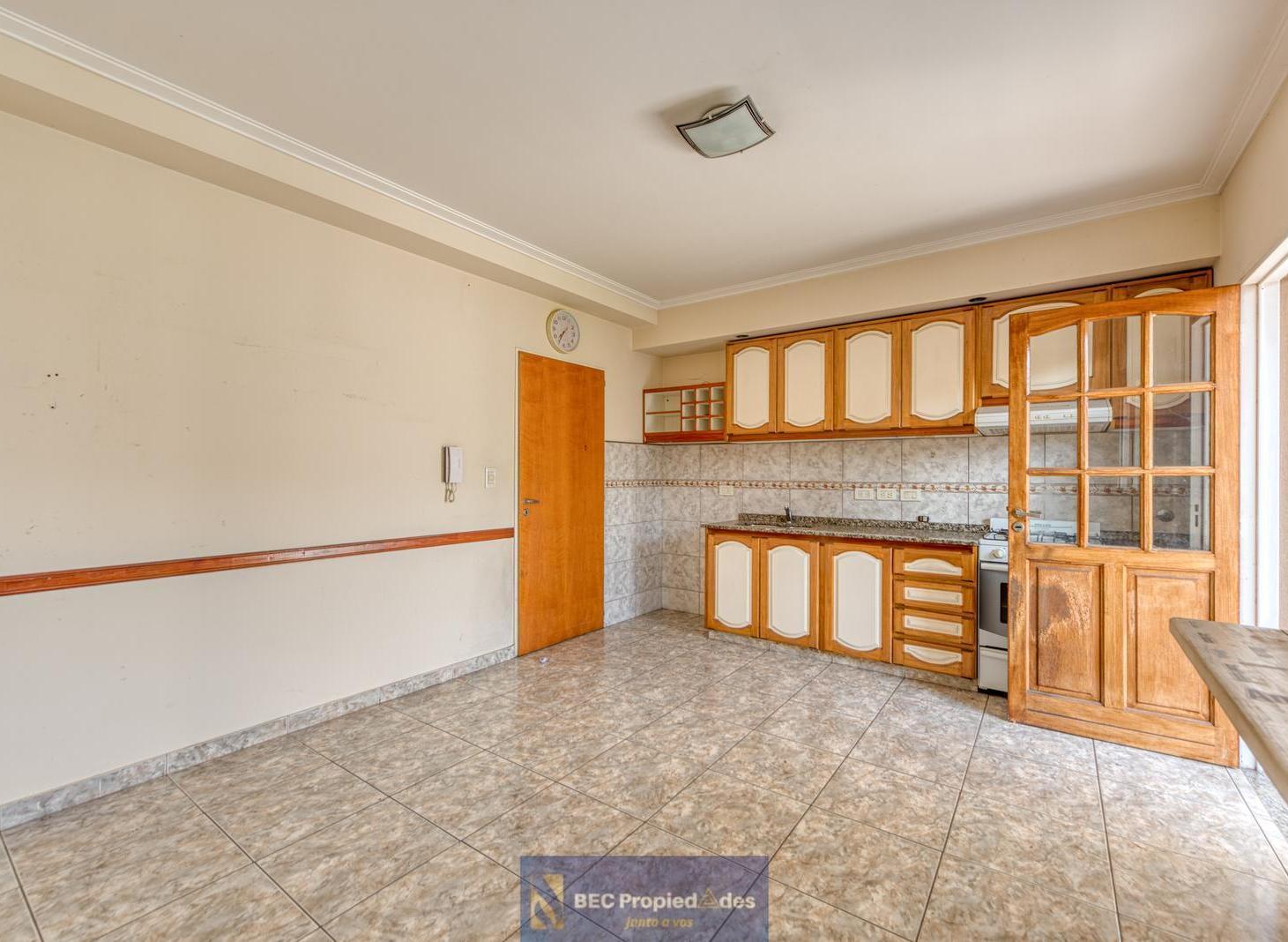 Foto de VENTA DE TRIPLEX 5 AMBIENTES MODERNO CON AMPLIO JARDIN, BALCON Y, imagen 2