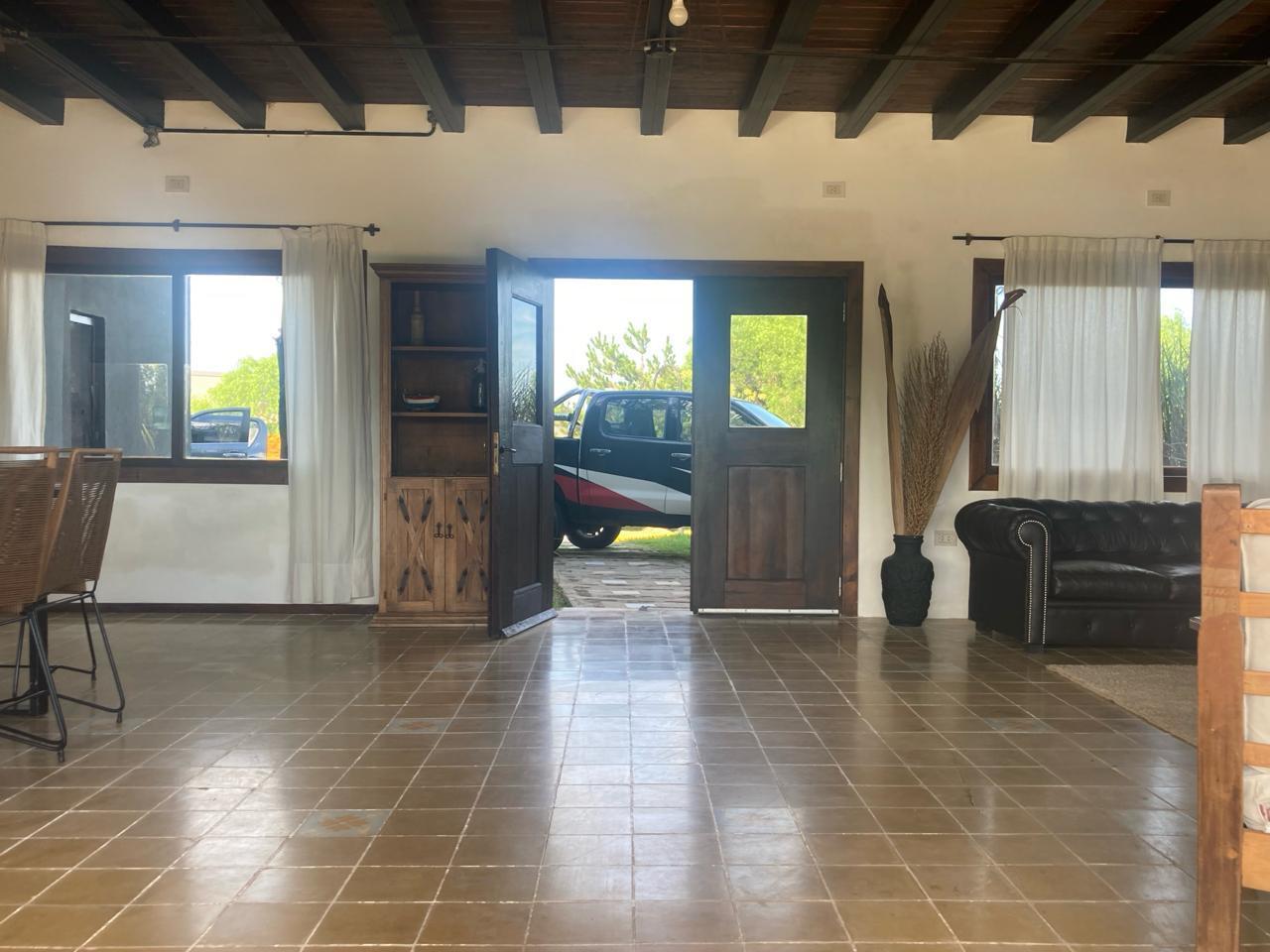 Foto de VENTA CASA 6 AMBIENTES LOTE INTERNO PILETA LAGO AMPLIA LUMINOSO BARRIO, imagen 3