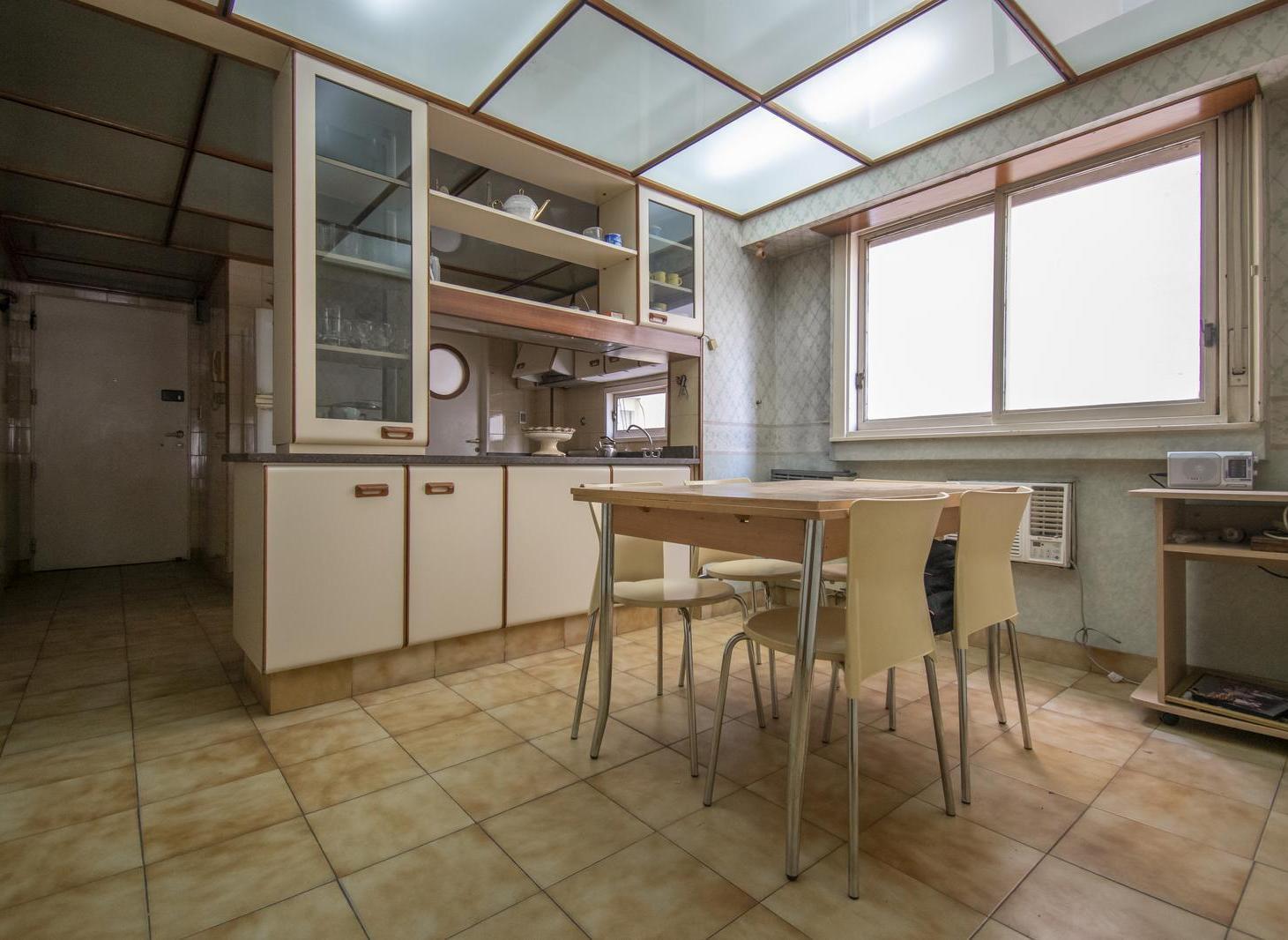 Foto de VENTA SEMIPISO DEPARTAMENTO 5 AMBIENTES CON COCHERA FIJA Y BAULERA, imagen 2
