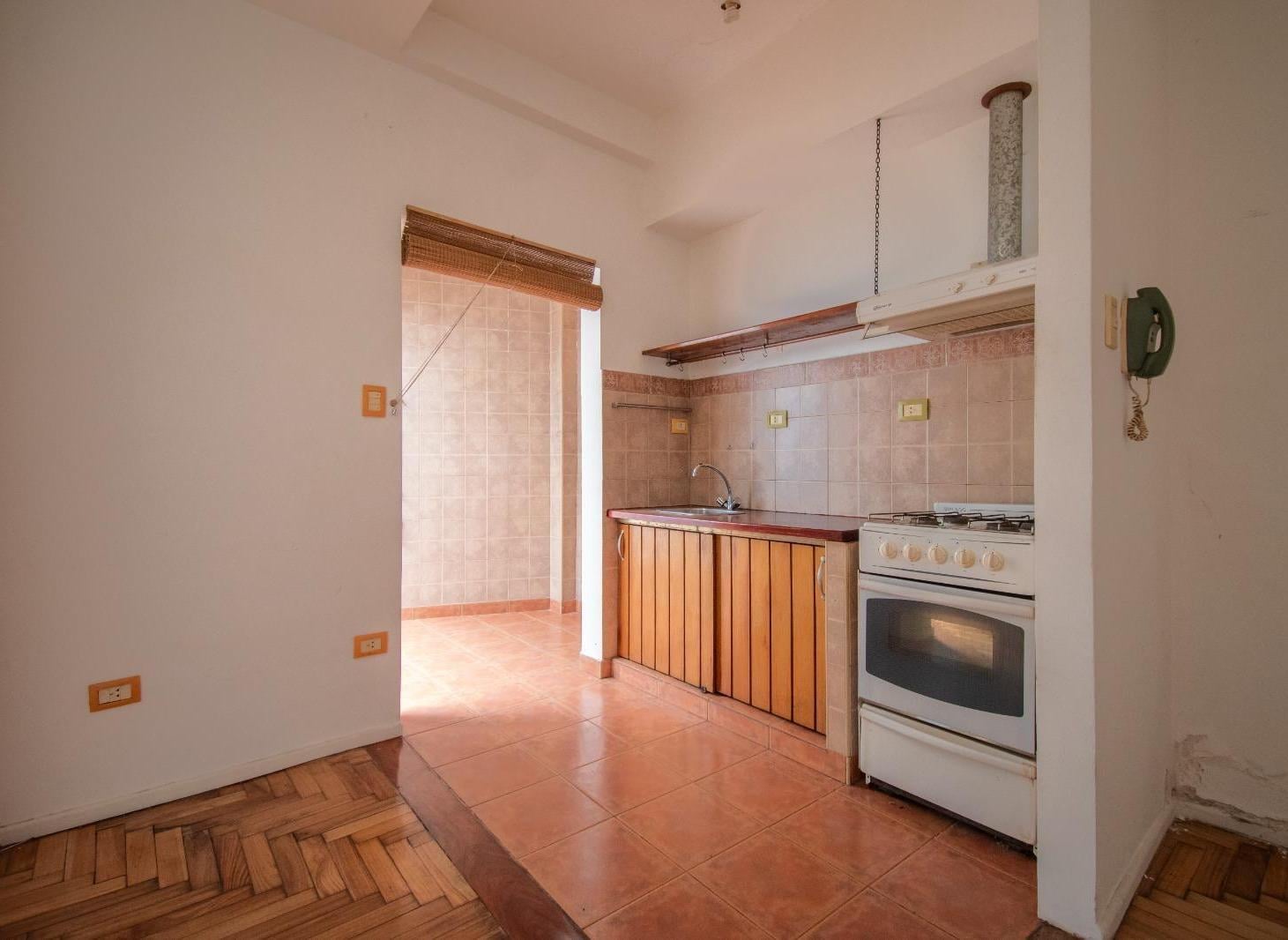 Foto de VENTA DEPARTAMENTO 2 AMBIENTES CON PATIO MUY LUMINOSO PERMUTA EN, imagen 2