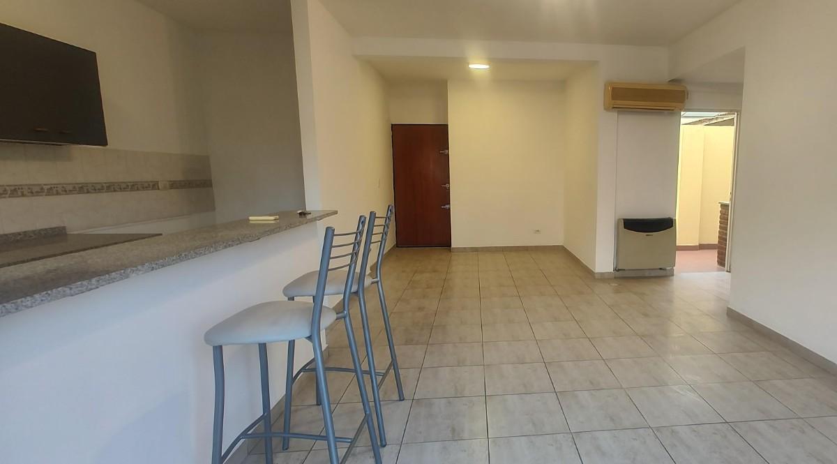 Foto de VENTA PH 2 AMBIENTES CON BALCÓN CORRIDO Y PATIO PRIVADO CON PARRILLA, imagen 3