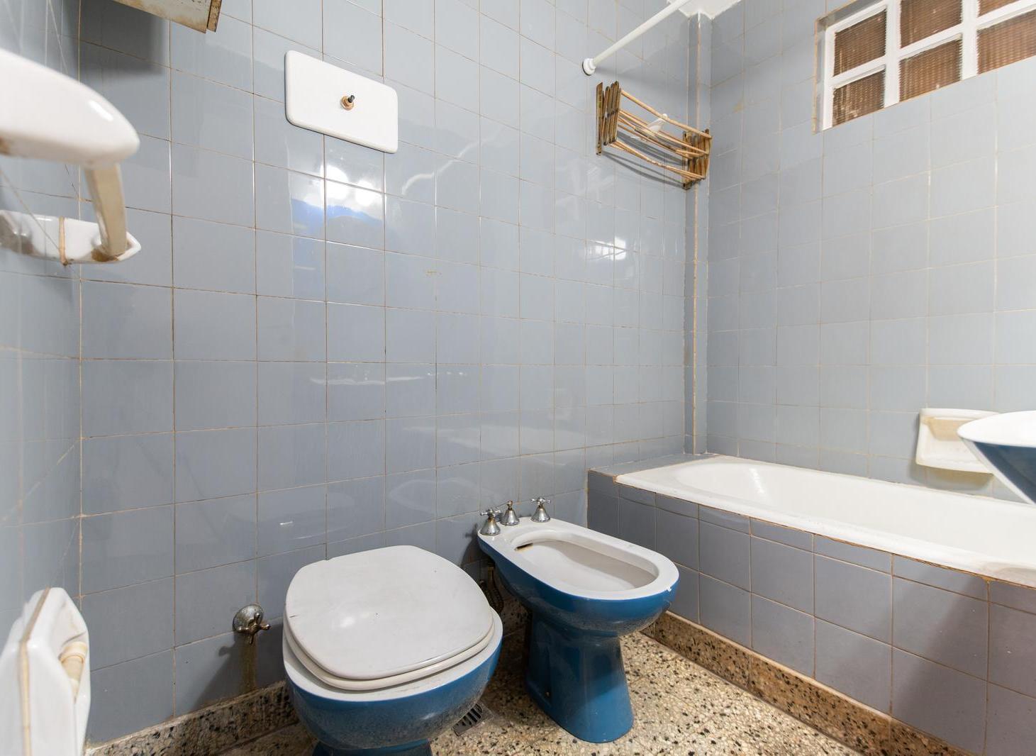 Foto de VENTA DEPARTAMENTO 2 AMBIENTES – AL FRENTE CON BALCON - APTO CREDITO Y, imagen 3