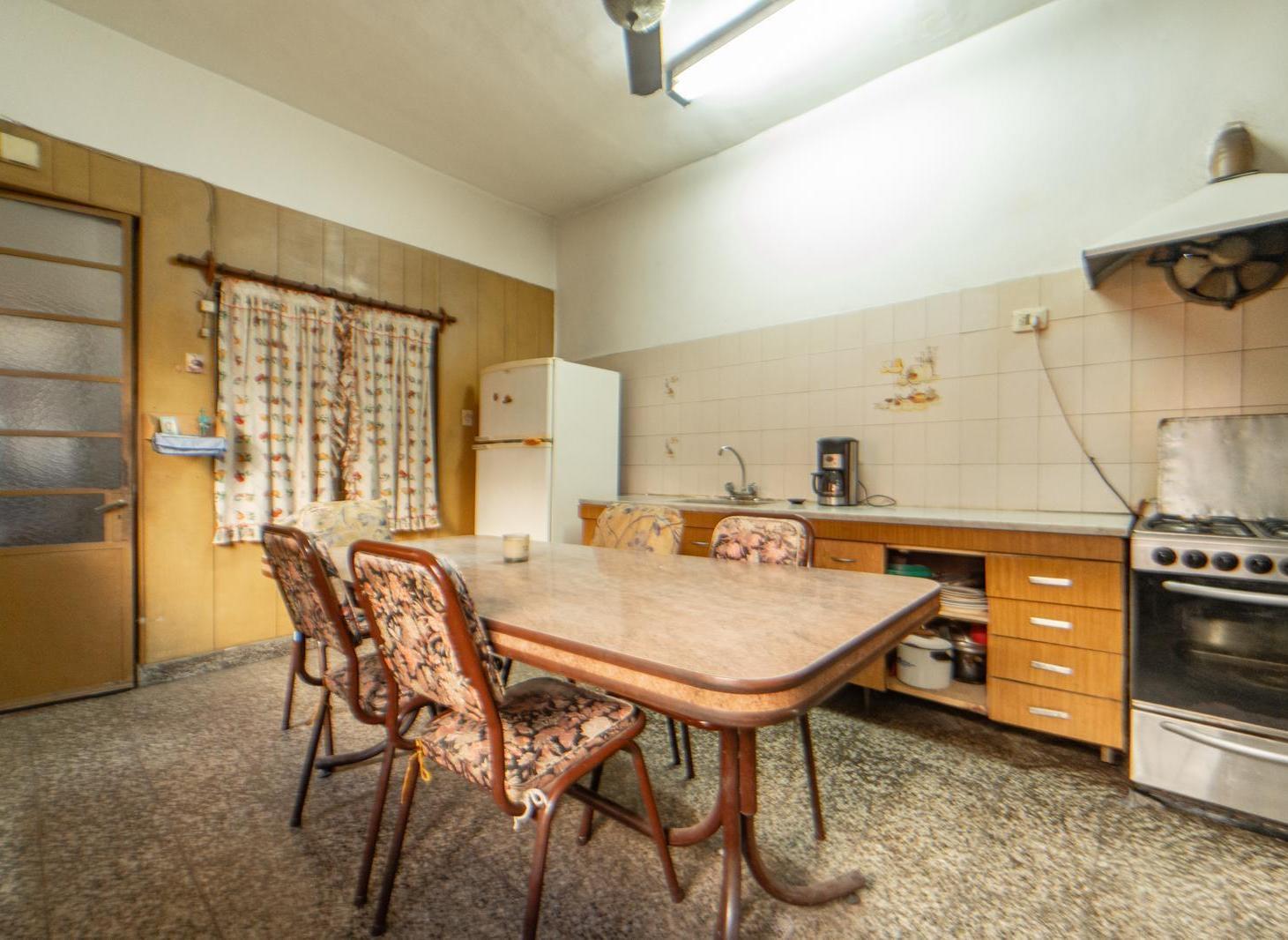 Foto de VENTA CASA MULTIFAMILIAR 6 AMBIENTES OPORTUNIDAD EN VILLA LURO - PERMUTA, imagen 2