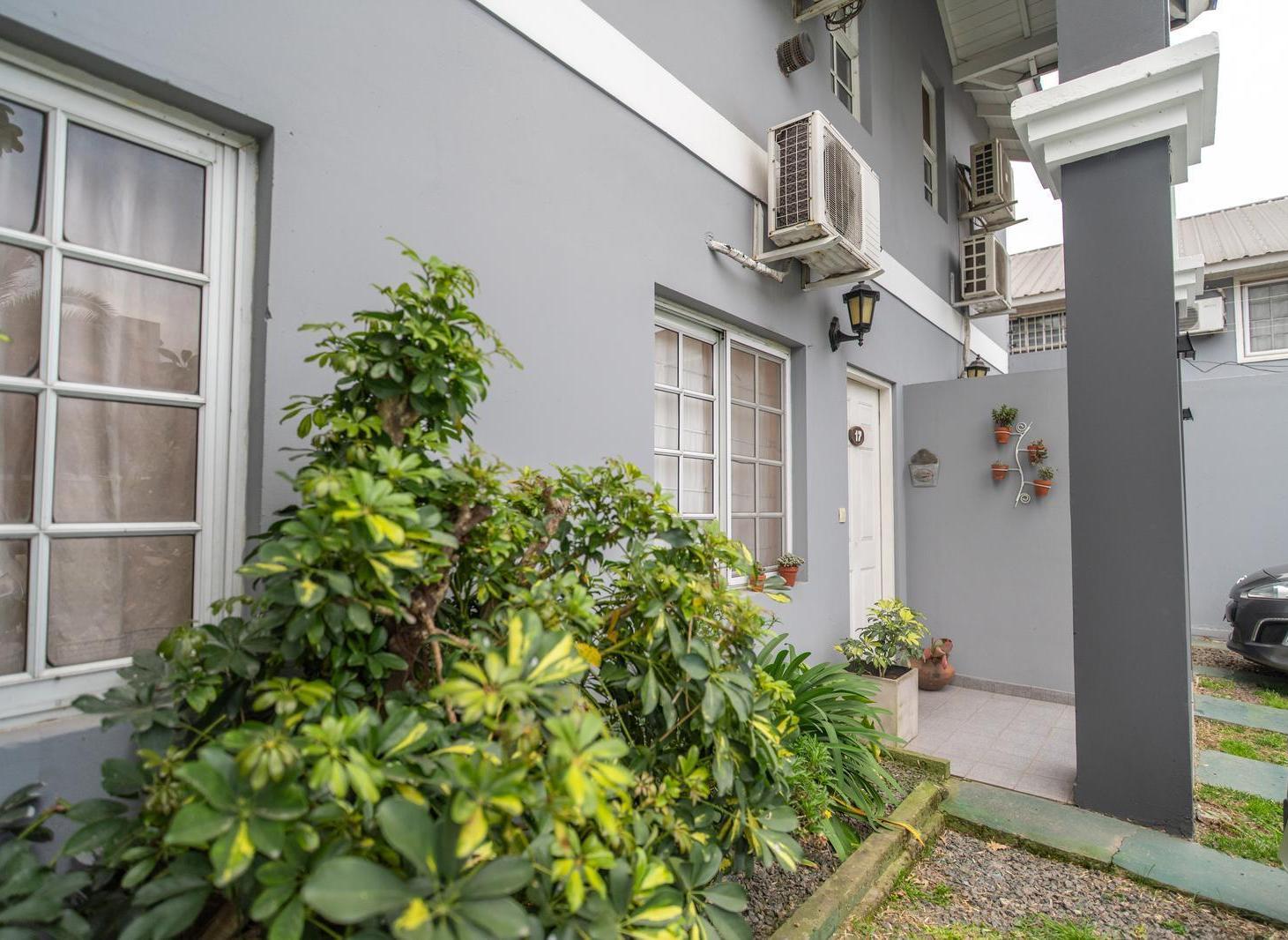 Foto de VENTA TRIPLEX 4 AMBIENTES con JARDÍN - CONDOMINIO C/ SEGURIDAD, imagen 3