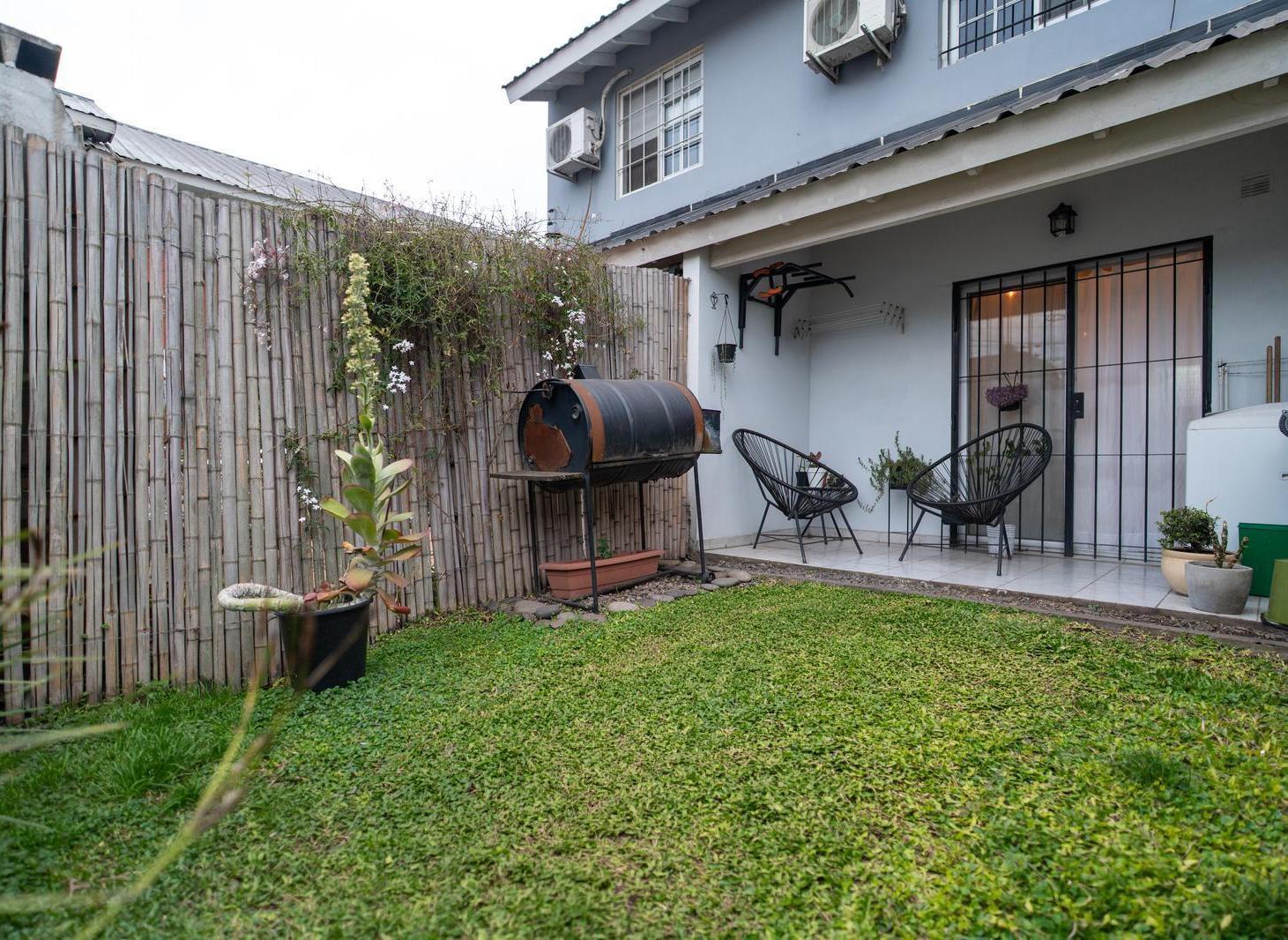Foto de VENTA TRIPLEX 4 AMBIENTES con JARDÍN - CONDOMINIO C/ SEGURIDAD, imagen 5
