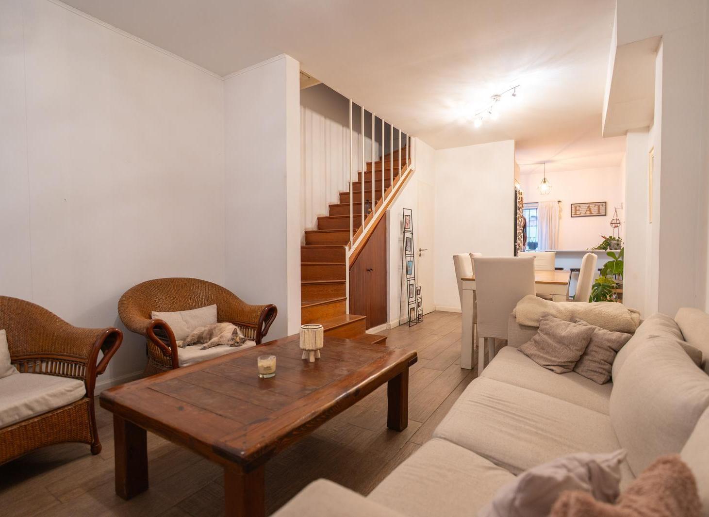 Foto de VENTA TRIPLEX 4 AMBIENTES con JARDÍN - CONDOMINIO C/ SEGURIDAD, imagen 1