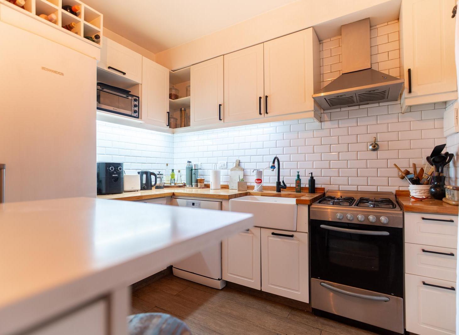 Foto de VENTA TRIPLEX 4 AMBIENTES con JARDÍN - CONDOMINIO C/ SEGURIDAD, imagen 4