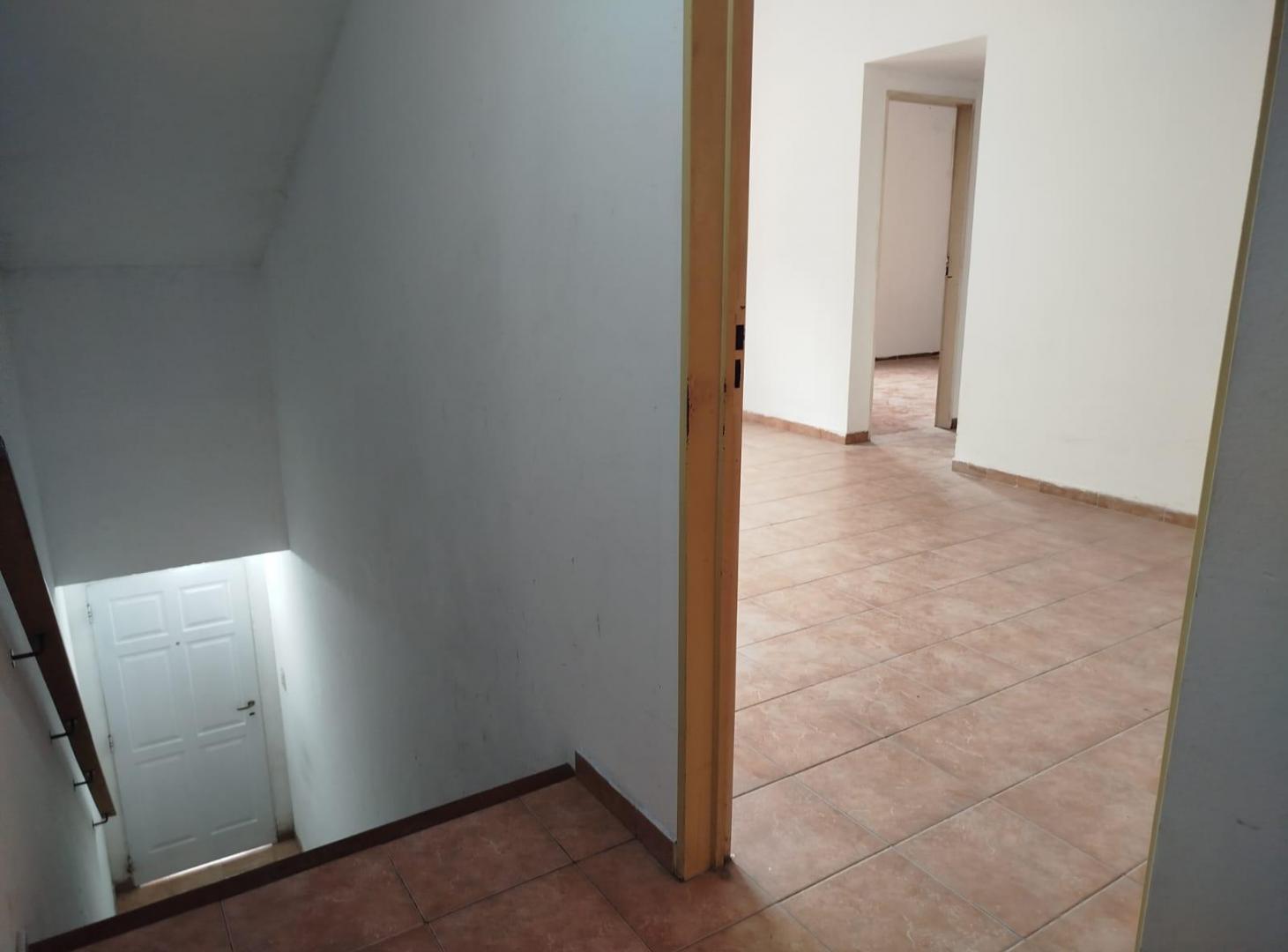 Foto de VENTA DEPARTAMENTO 3 AMBIENTES TIPO CASA CON PATIO MEDIA CUADRA AV. H, imagen 3