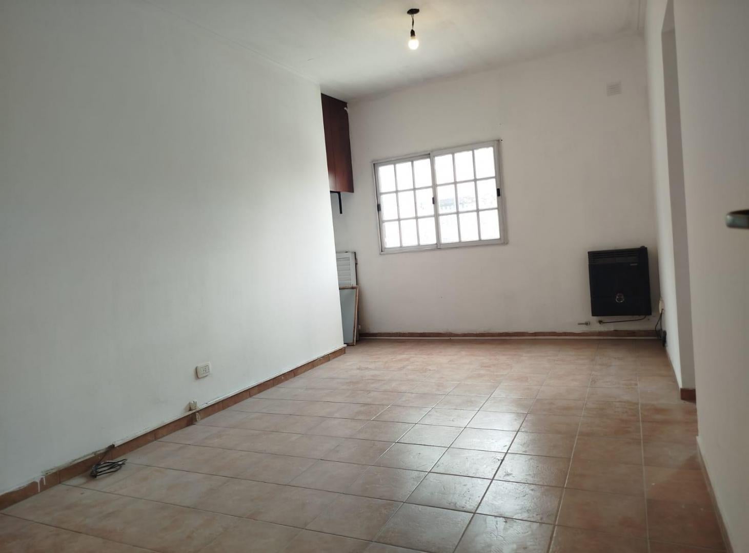 Foto de VENTA DEPARTAMENTO 3 AMBIENTES TIPO CASA CON PATIO MEDIA CUADRA AV. H, imagen 4